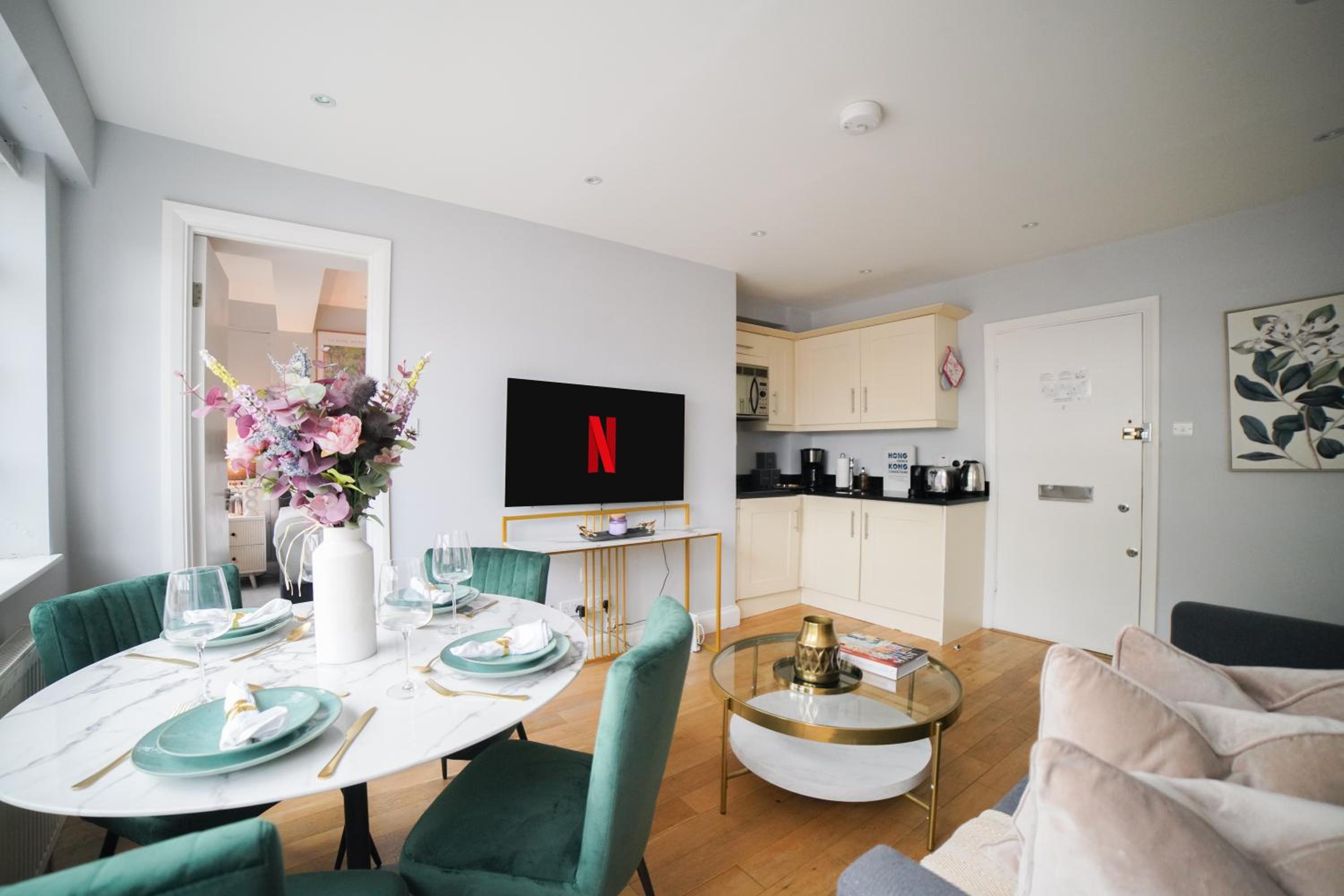 Art deco 1BR apartment in popular Chelsea area