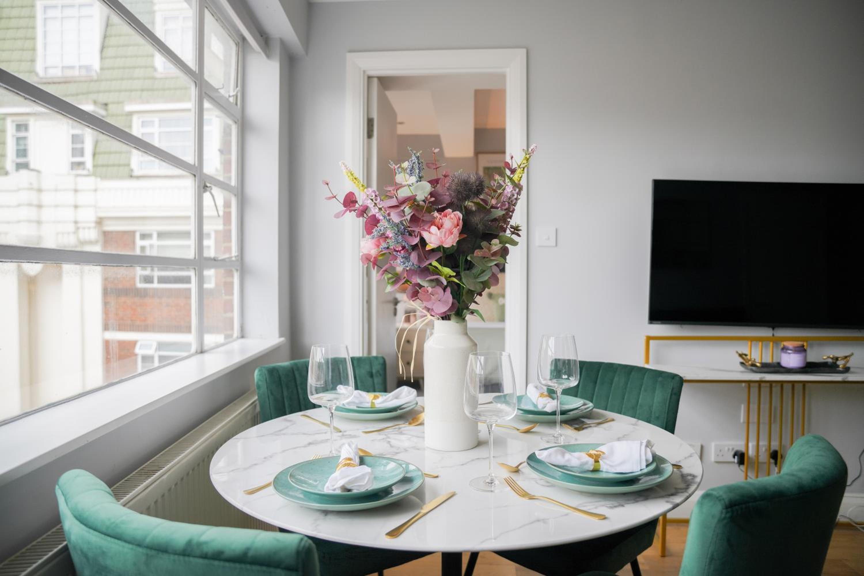 Art deco 1BR apartment in popular Chelsea area