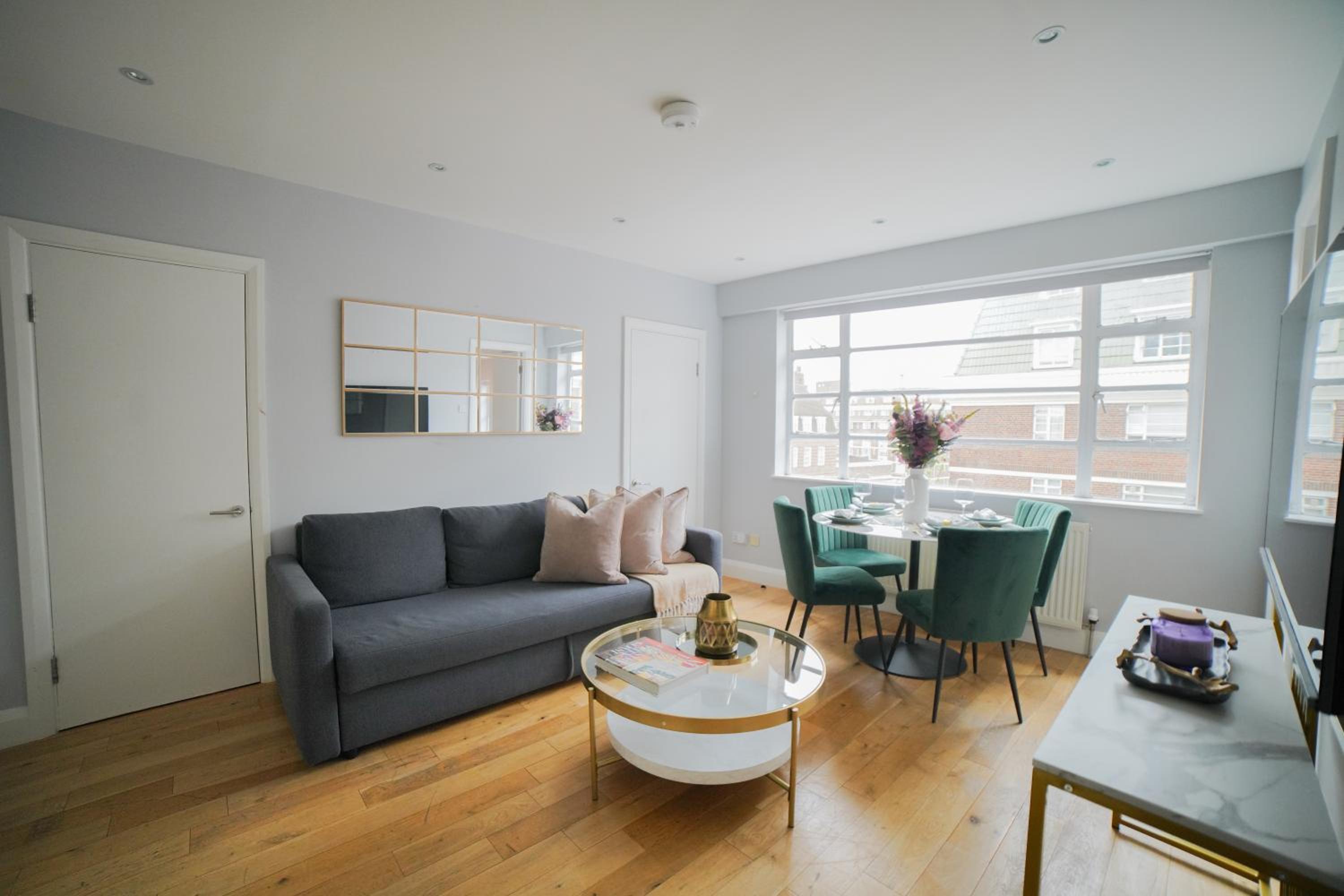 Art deco 1BR apartment in popular Chelsea area
