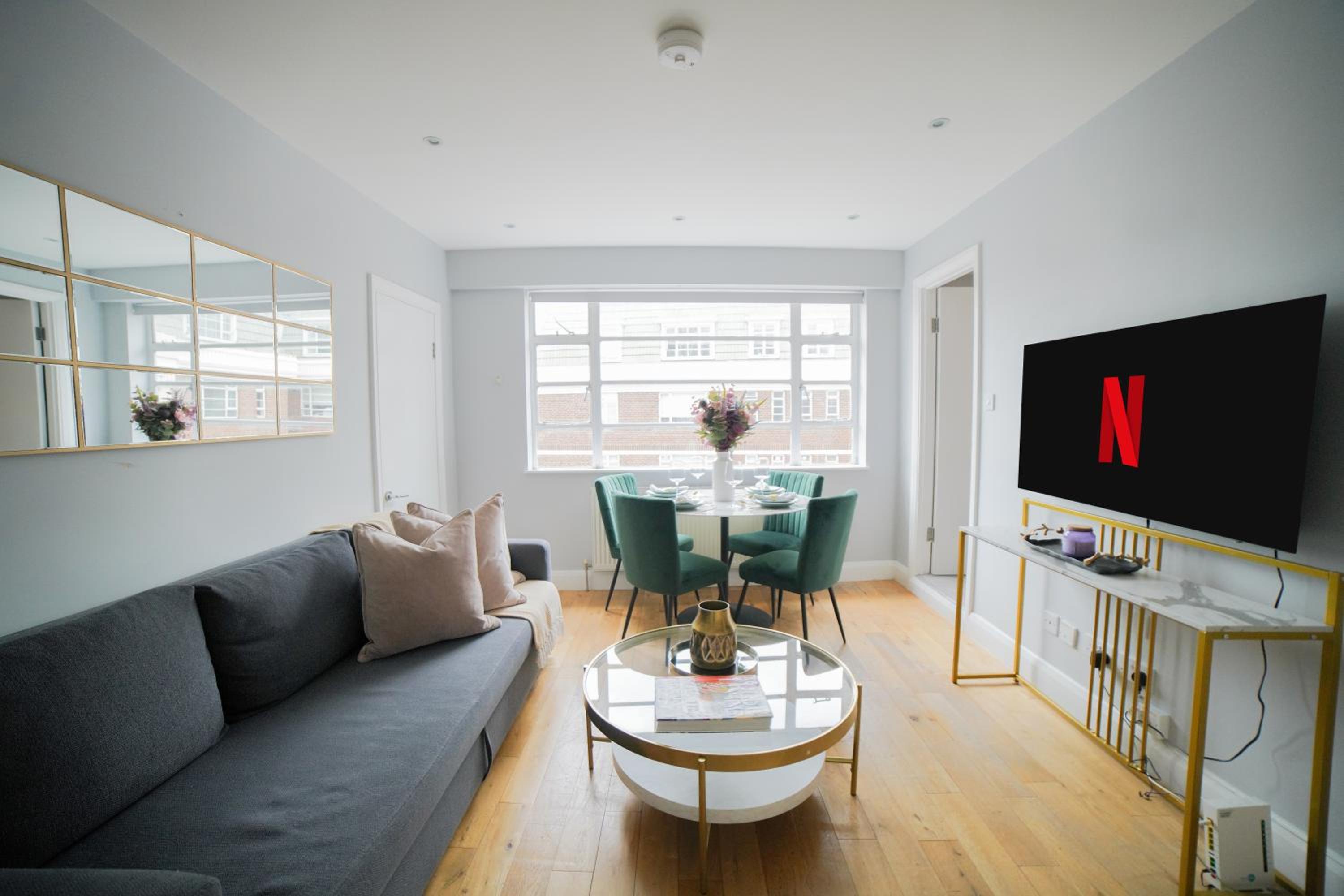 Art deco 1BR apartment in popular Chelsea area