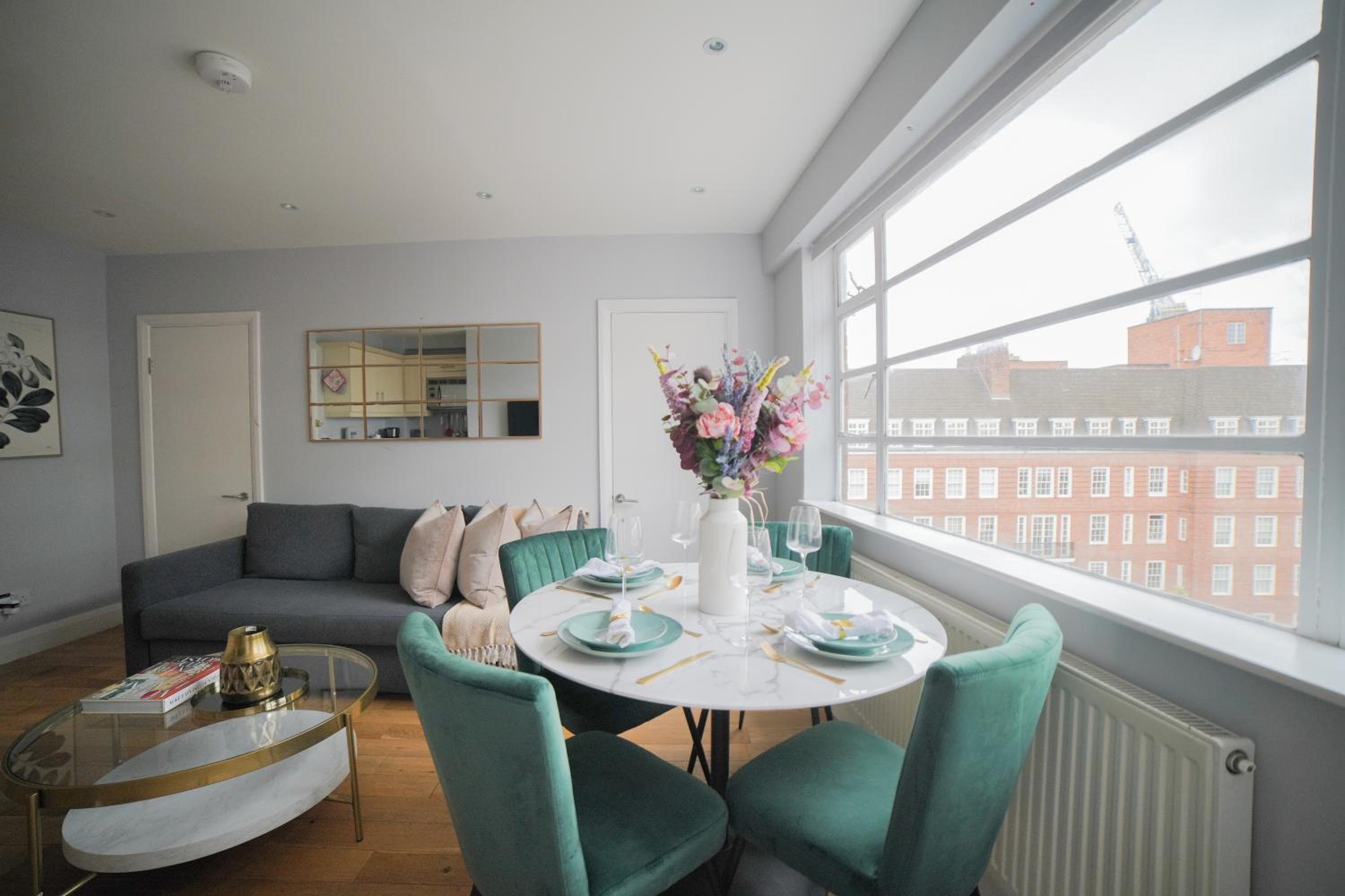 Art deco 1BR apartment in popular Chelsea area