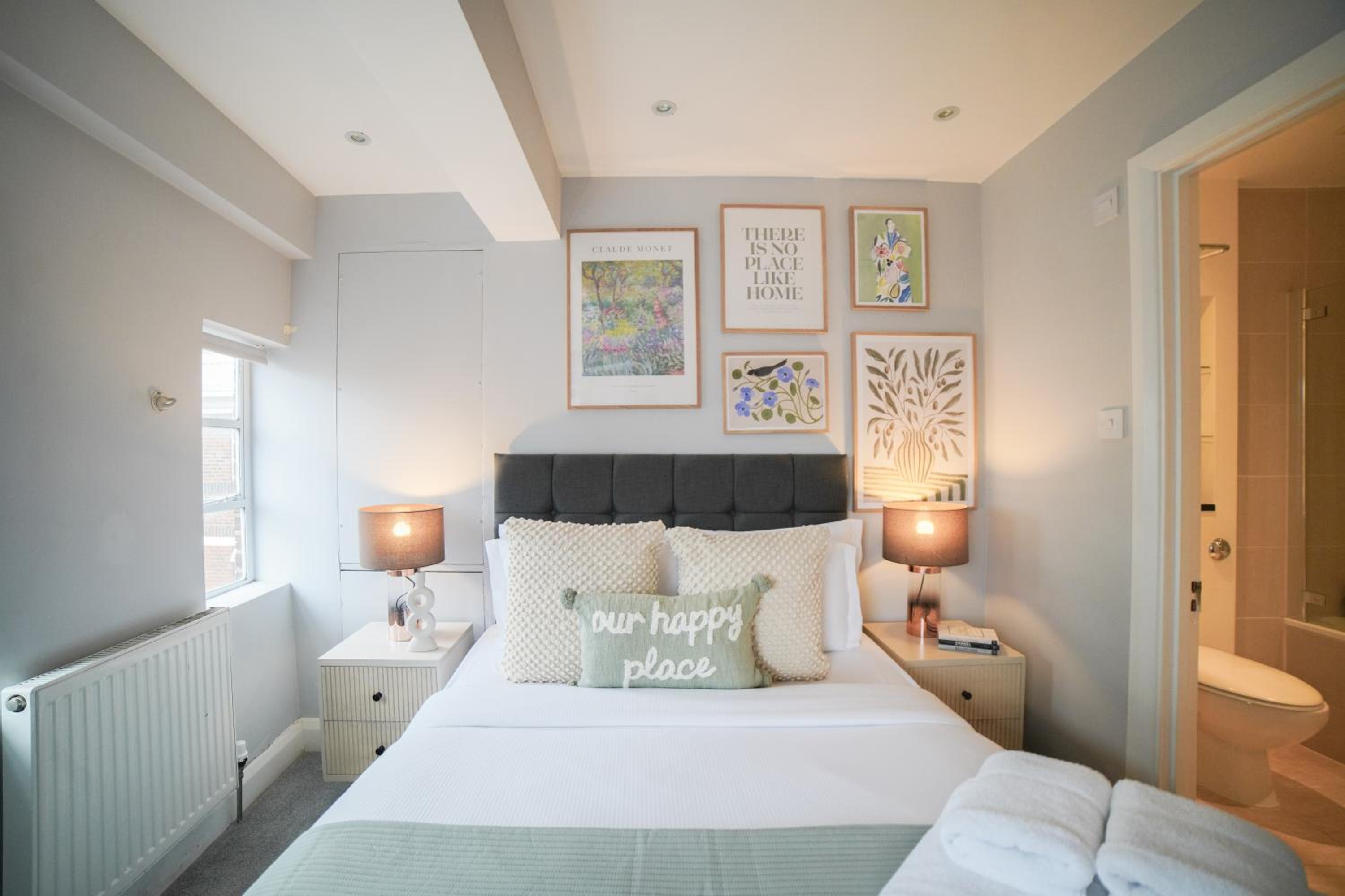 Art deco 1BR apartment in popular Chelsea area