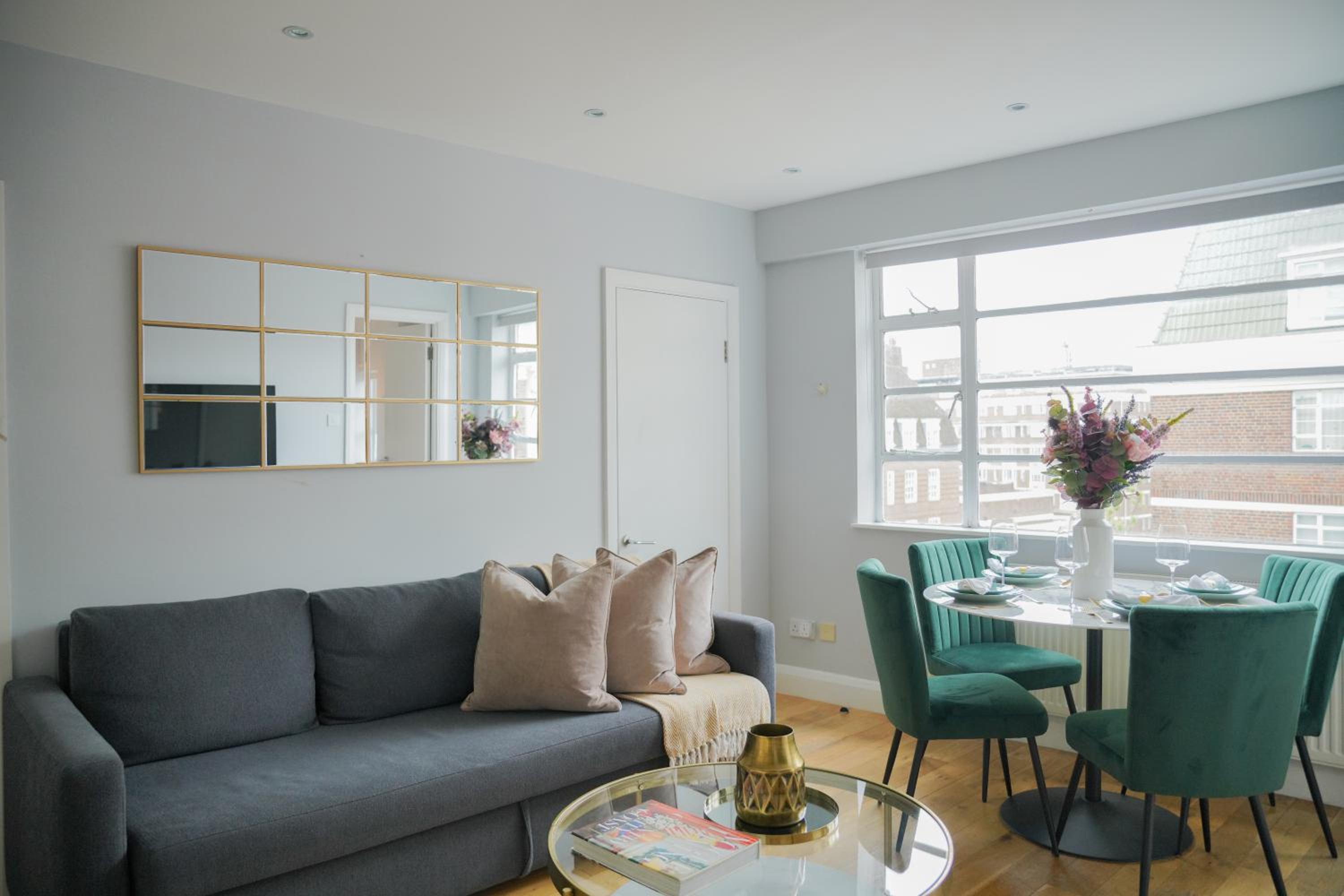Art deco 1BR apartment in popular Chelsea area