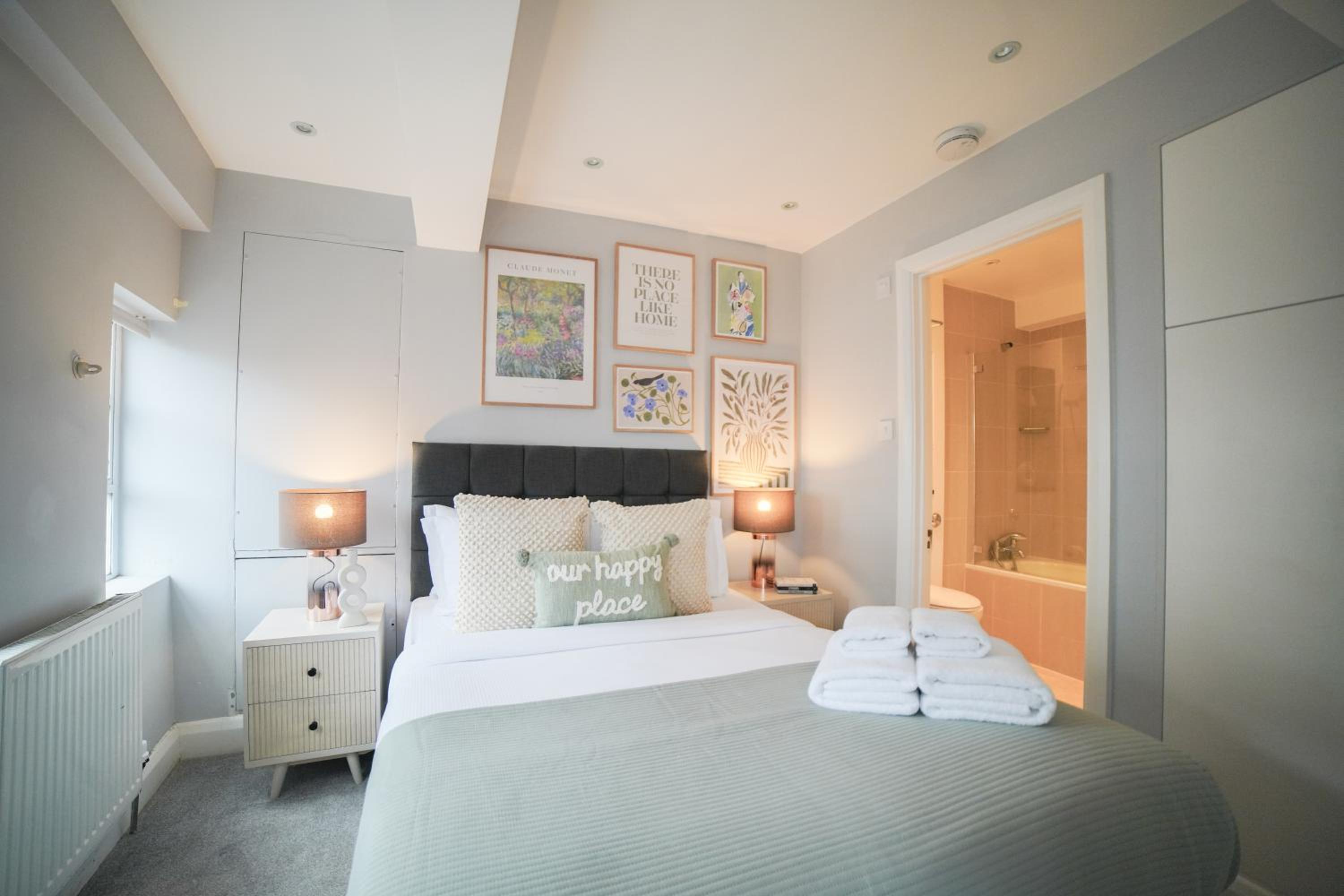 Art deco 1BR apartment in popular Chelsea area