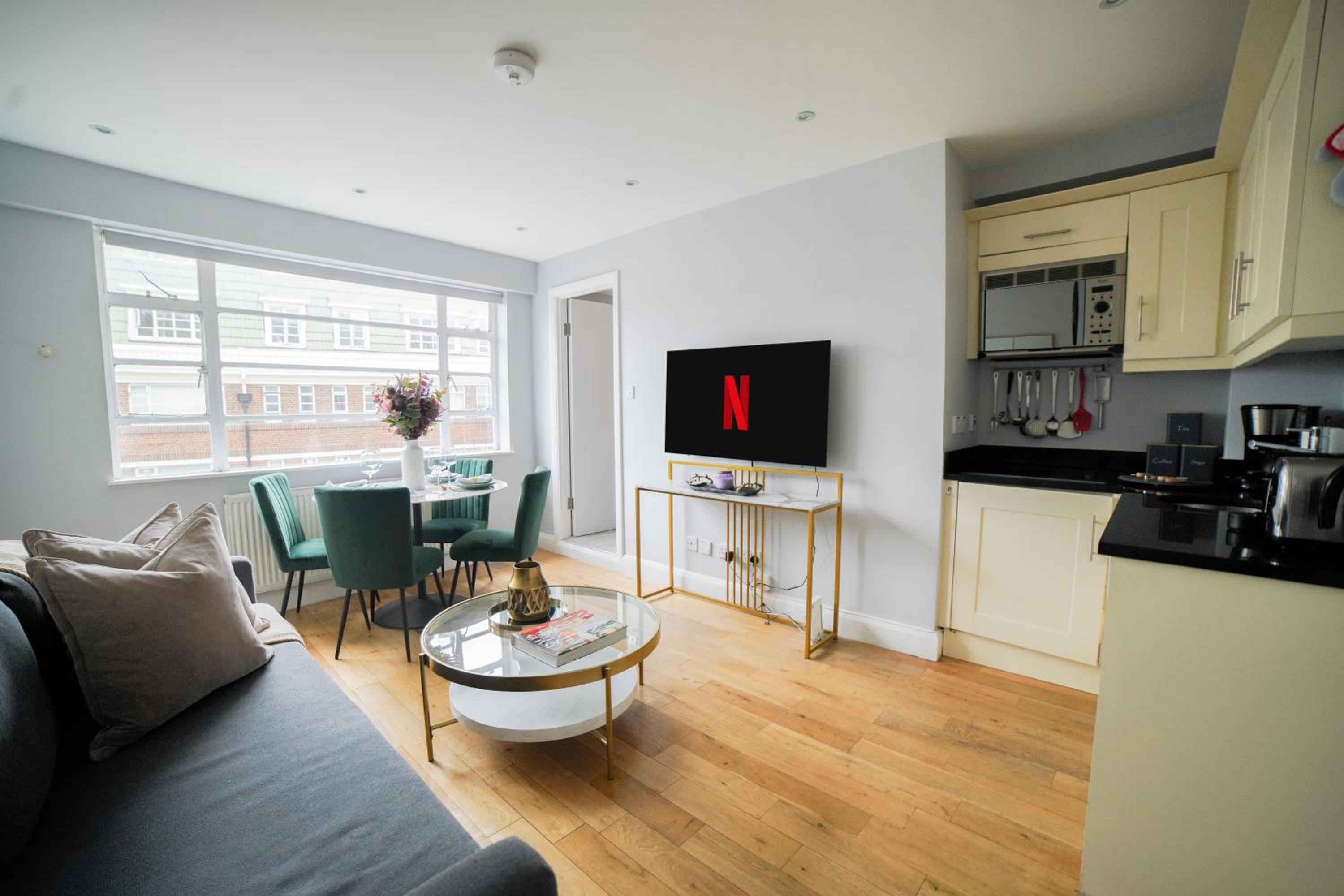 Art deco 1BR apartment in popular Chelsea area