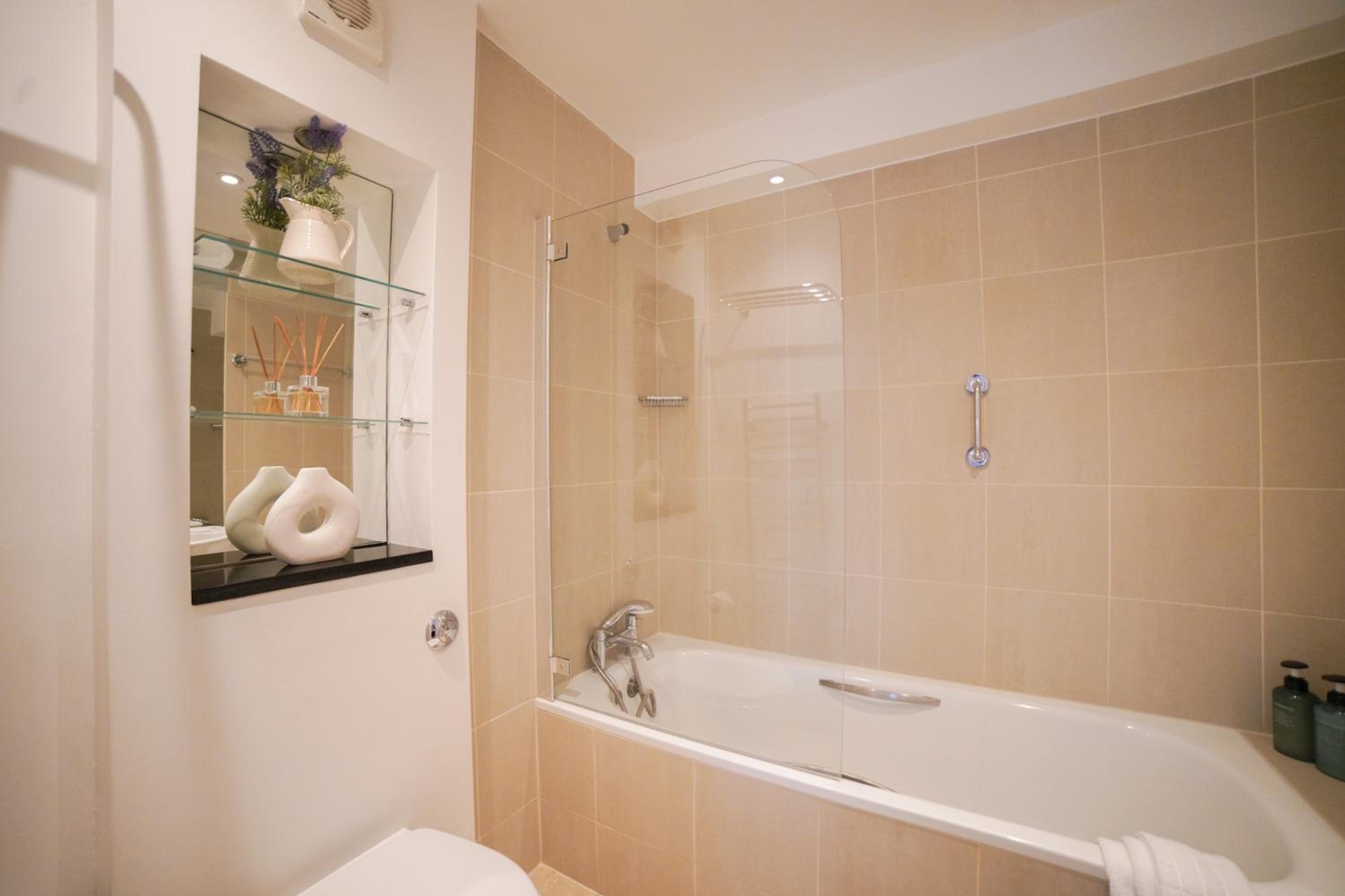 Art deco 1BR apartment in popular Chelsea area