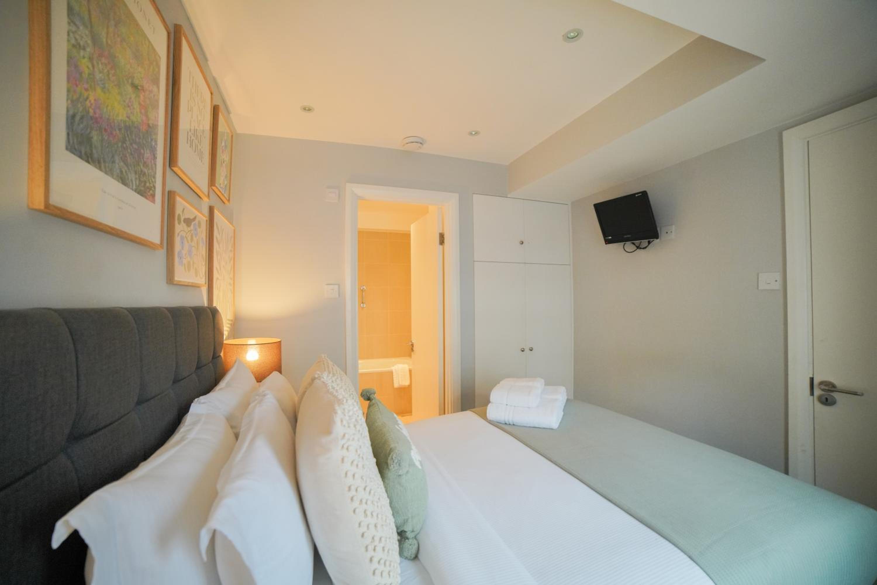 Art deco 1BR apartment in popular Chelsea area