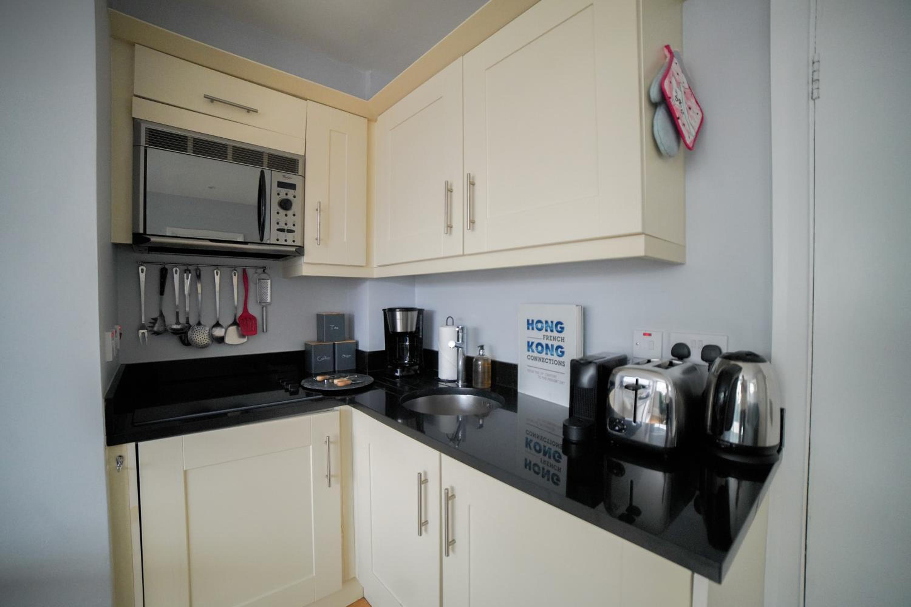 Art deco 1BR apartment in popular Chelsea area