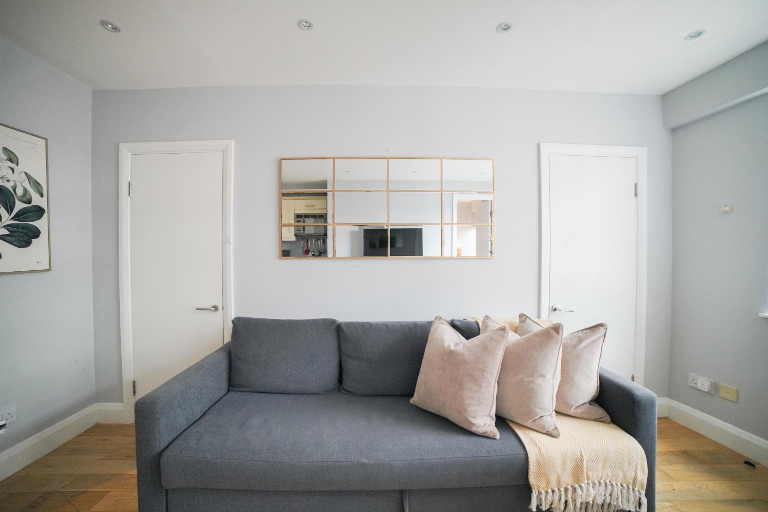 Art deco 1BR apartment in popular Chelsea area
