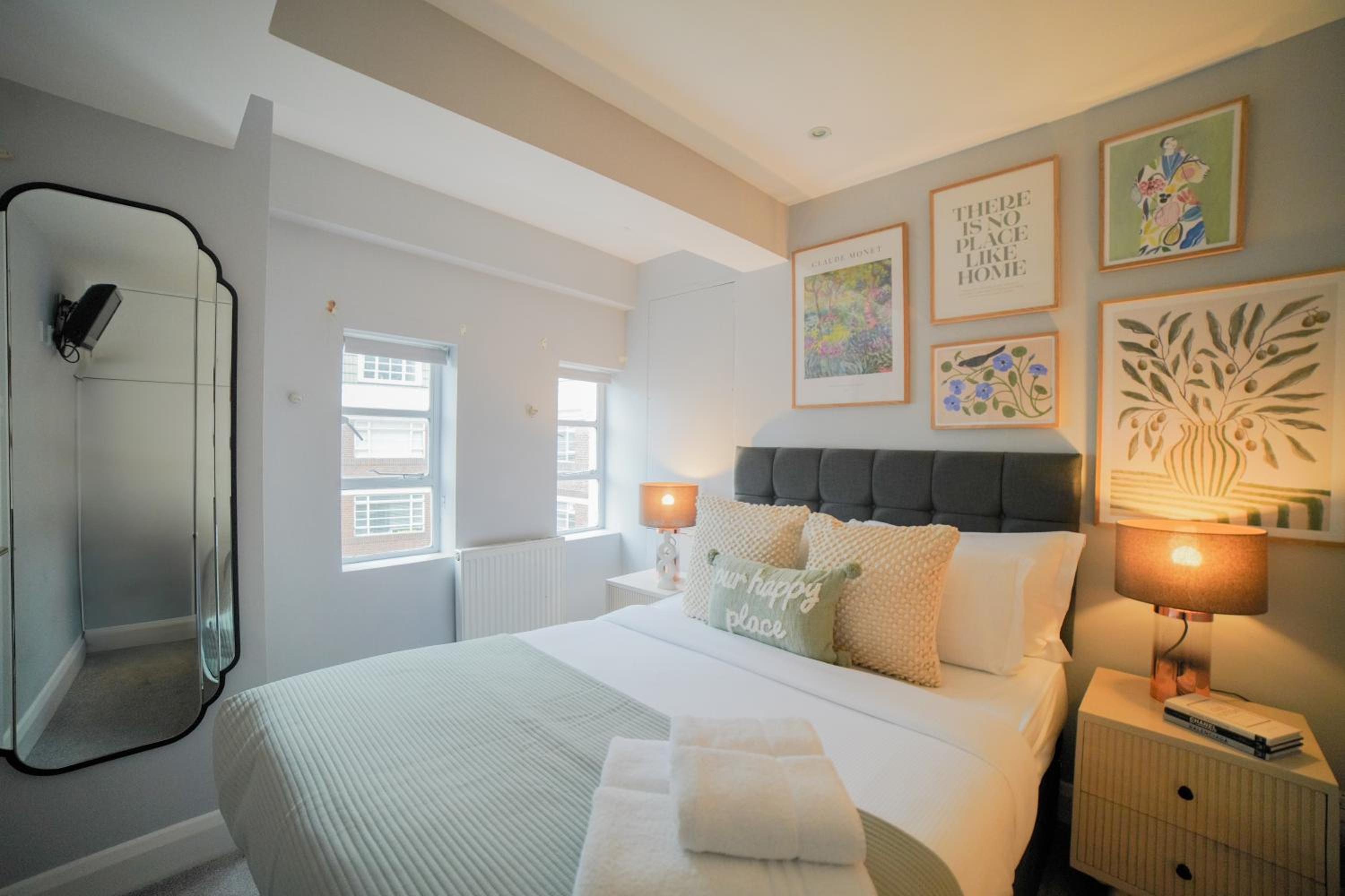 Art deco 1BR apartment in popular Chelsea area