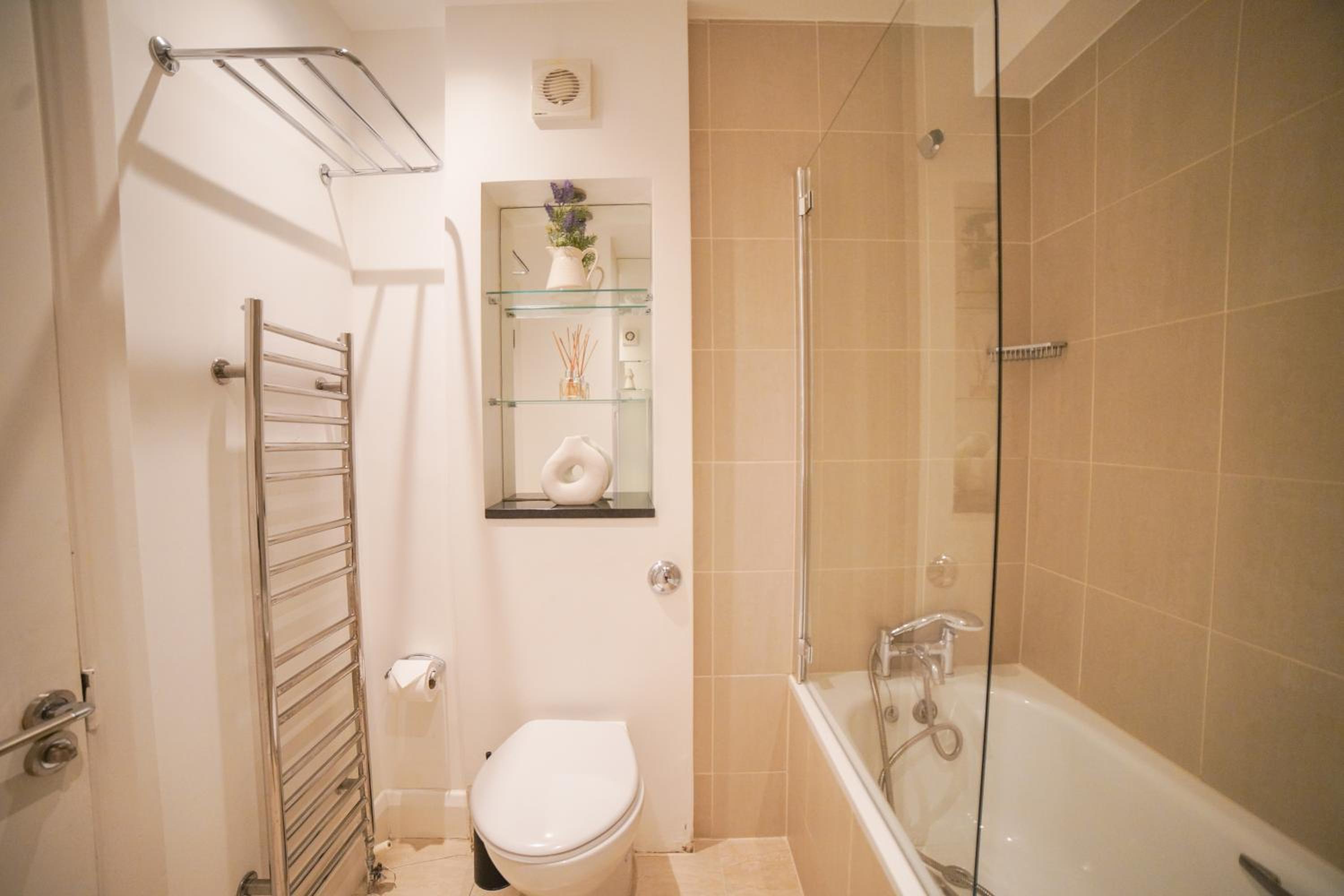 Art deco 1BR apartment in popular Chelsea area