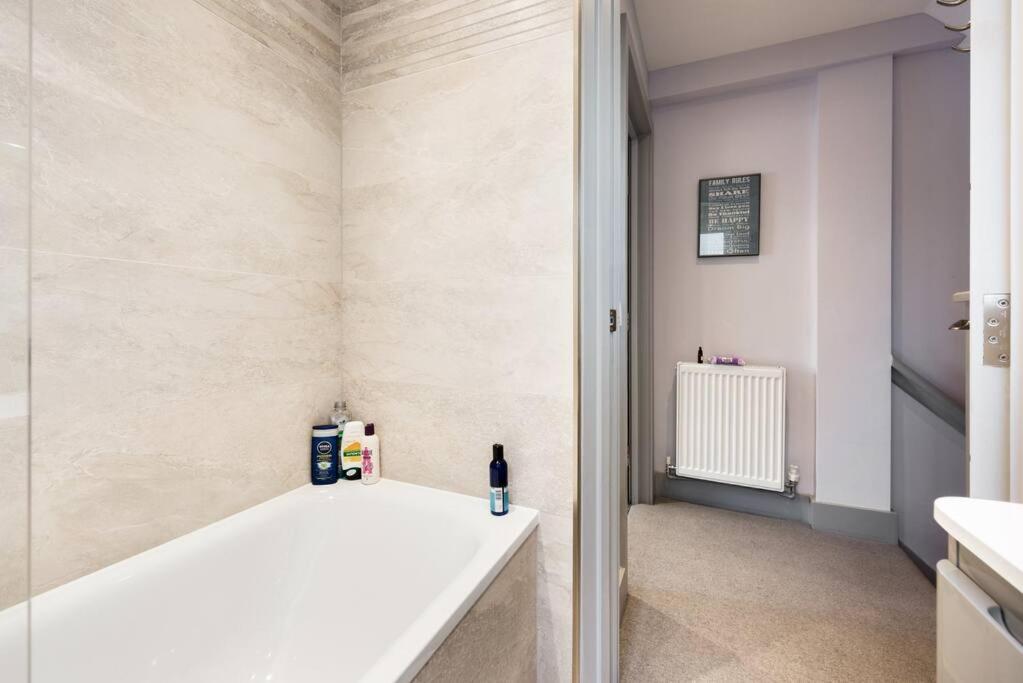 Luxurious & Modern 2 bedroom Notting Hill Townhouse