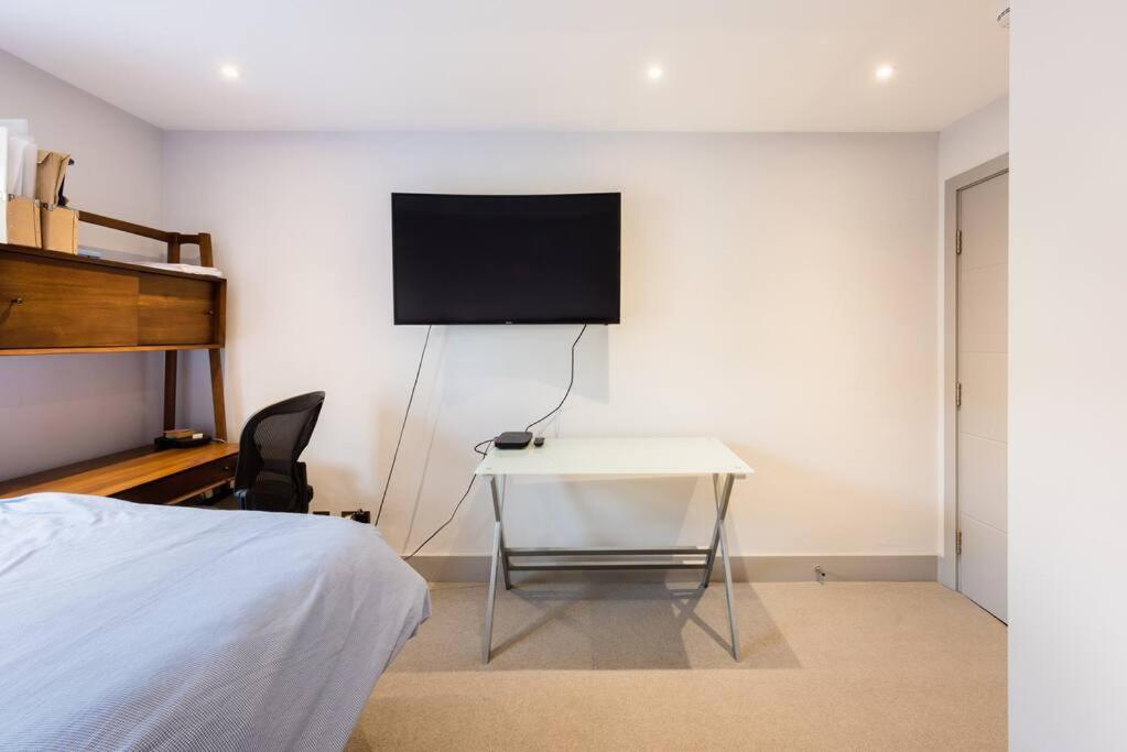 Luxurious & Modern 2 bedroom Notting Hill Townhouse