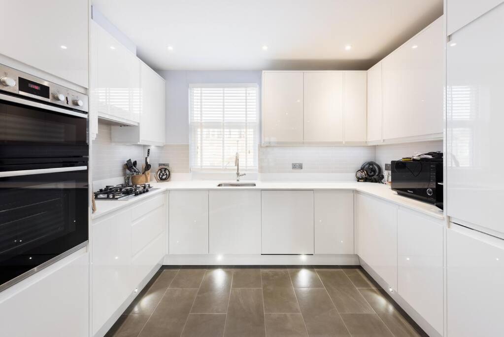Luxurious & Modern 2 bedroom Notting Hill Townhouse