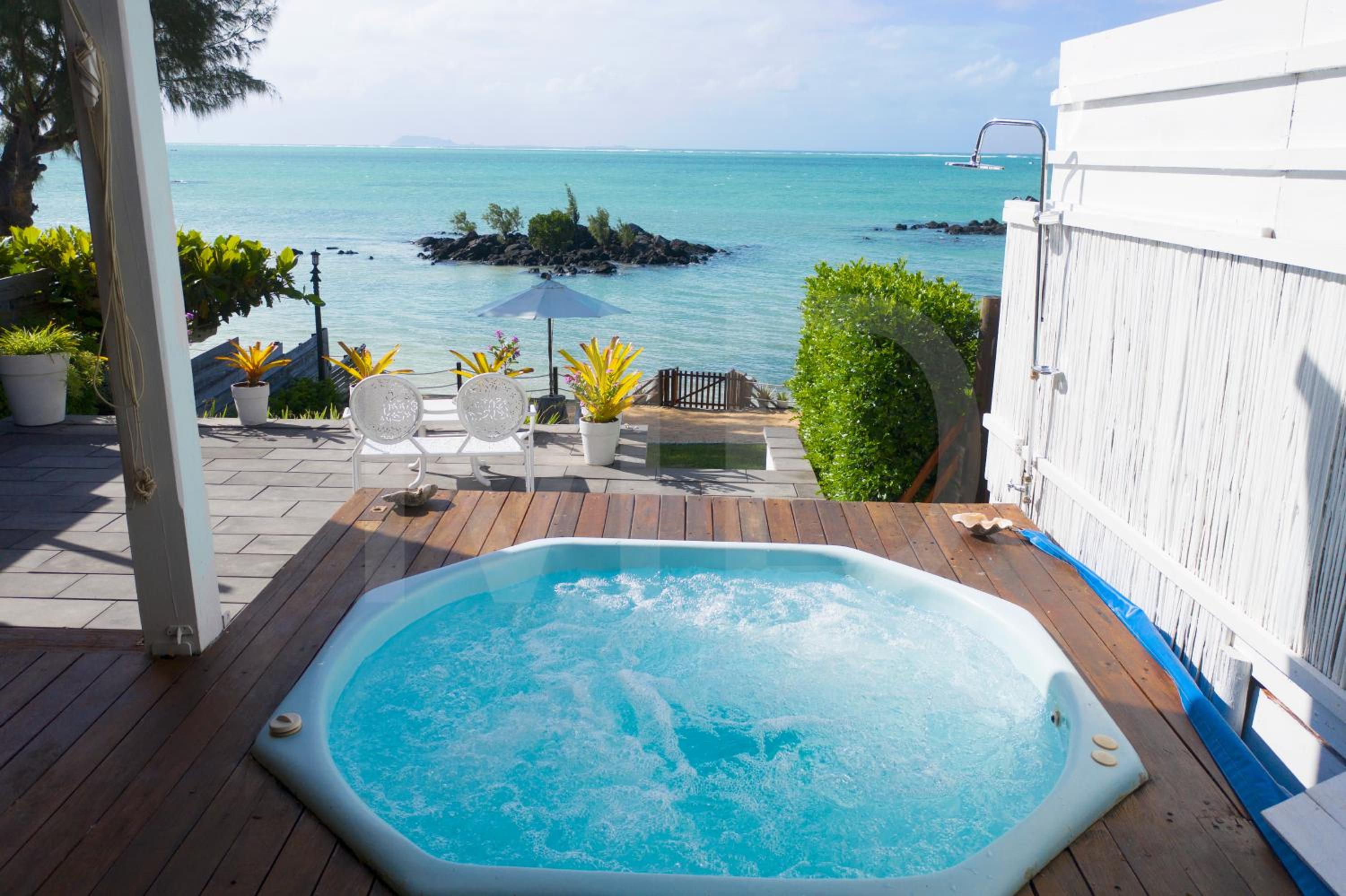 Meerena Cheerful Beachfront Cottage with Jacuzzi photo 2