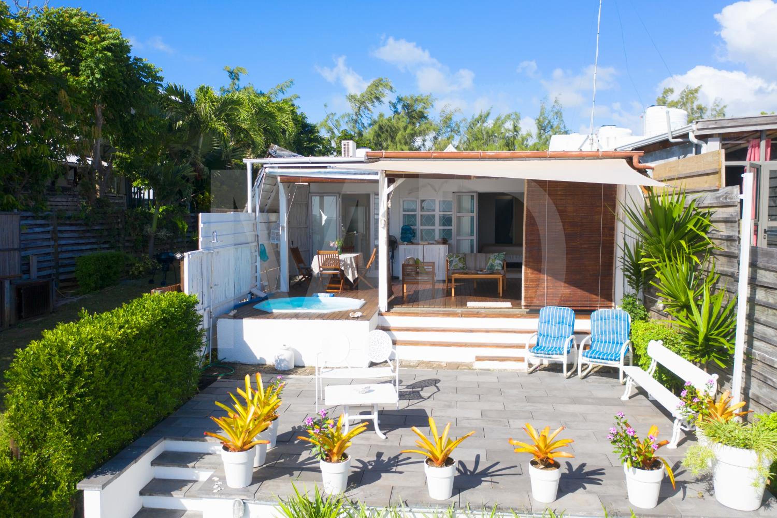 Meerena Cheerful Beachfront Cottage with Jacuzzi photo 3