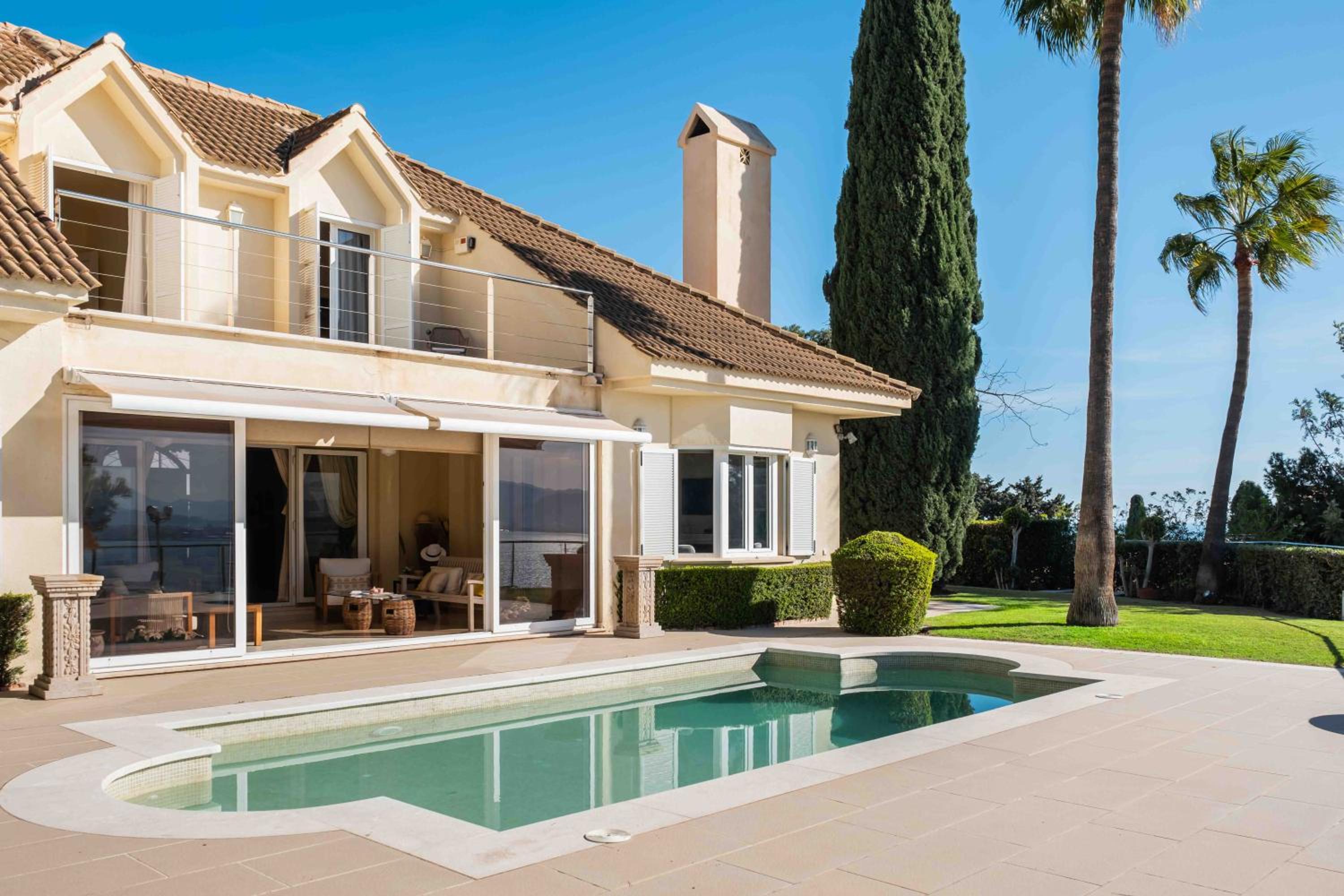 Luxury villa with sea views & terrace by REMS
