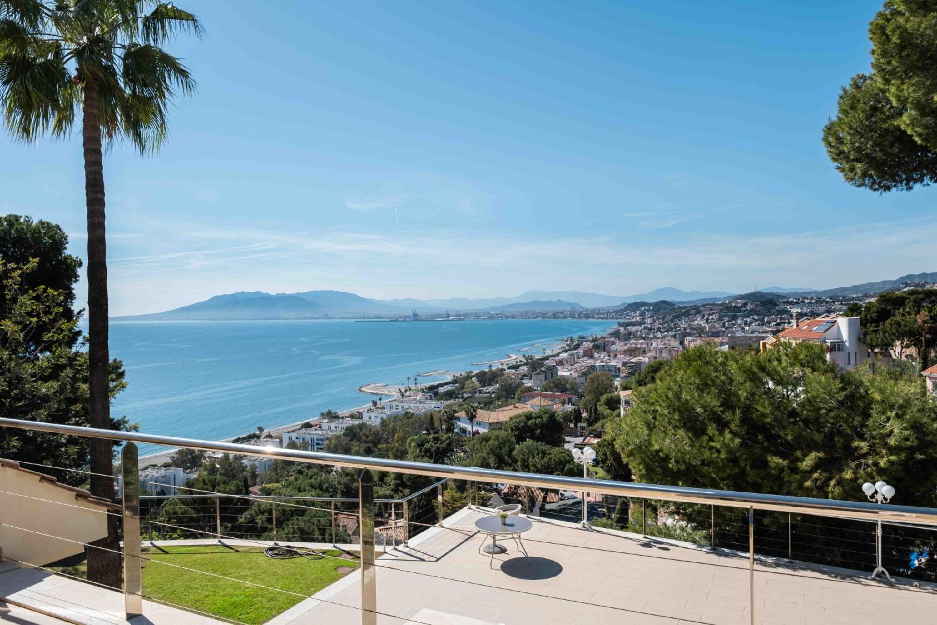 Luxury villa with sea views & terrace by REMS