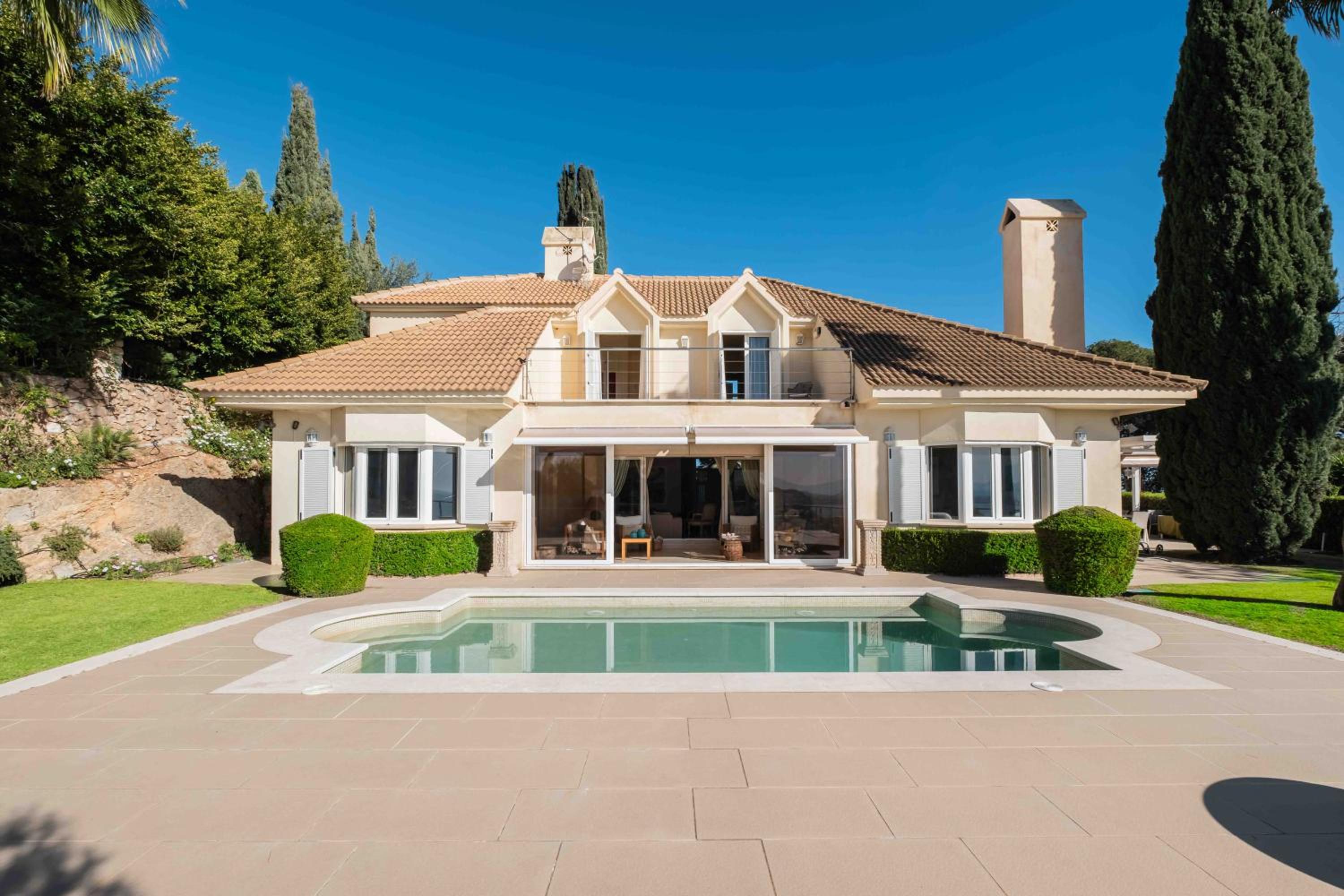 Luxury villa with sea views & terrace by REMS