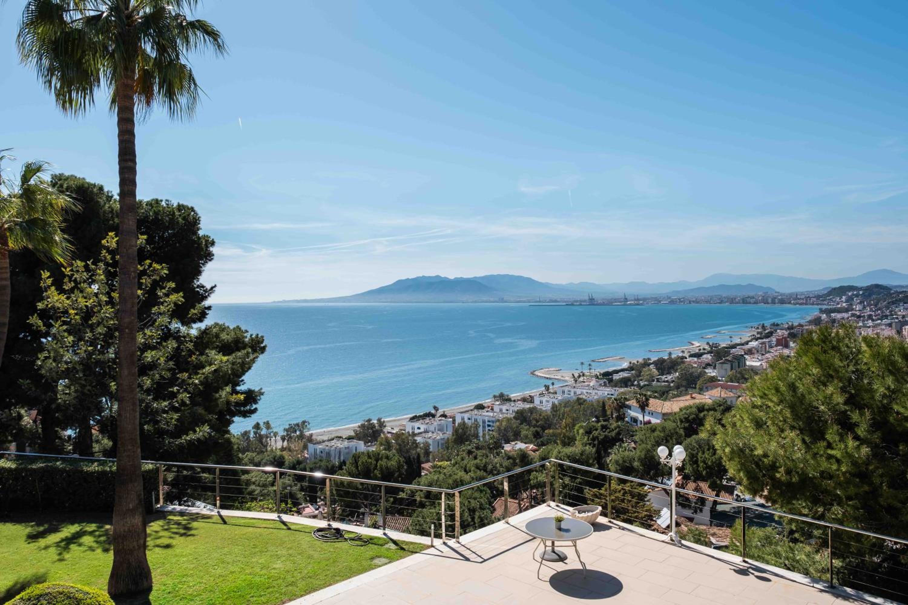 Luxury villa with sea views & terrace by REMS