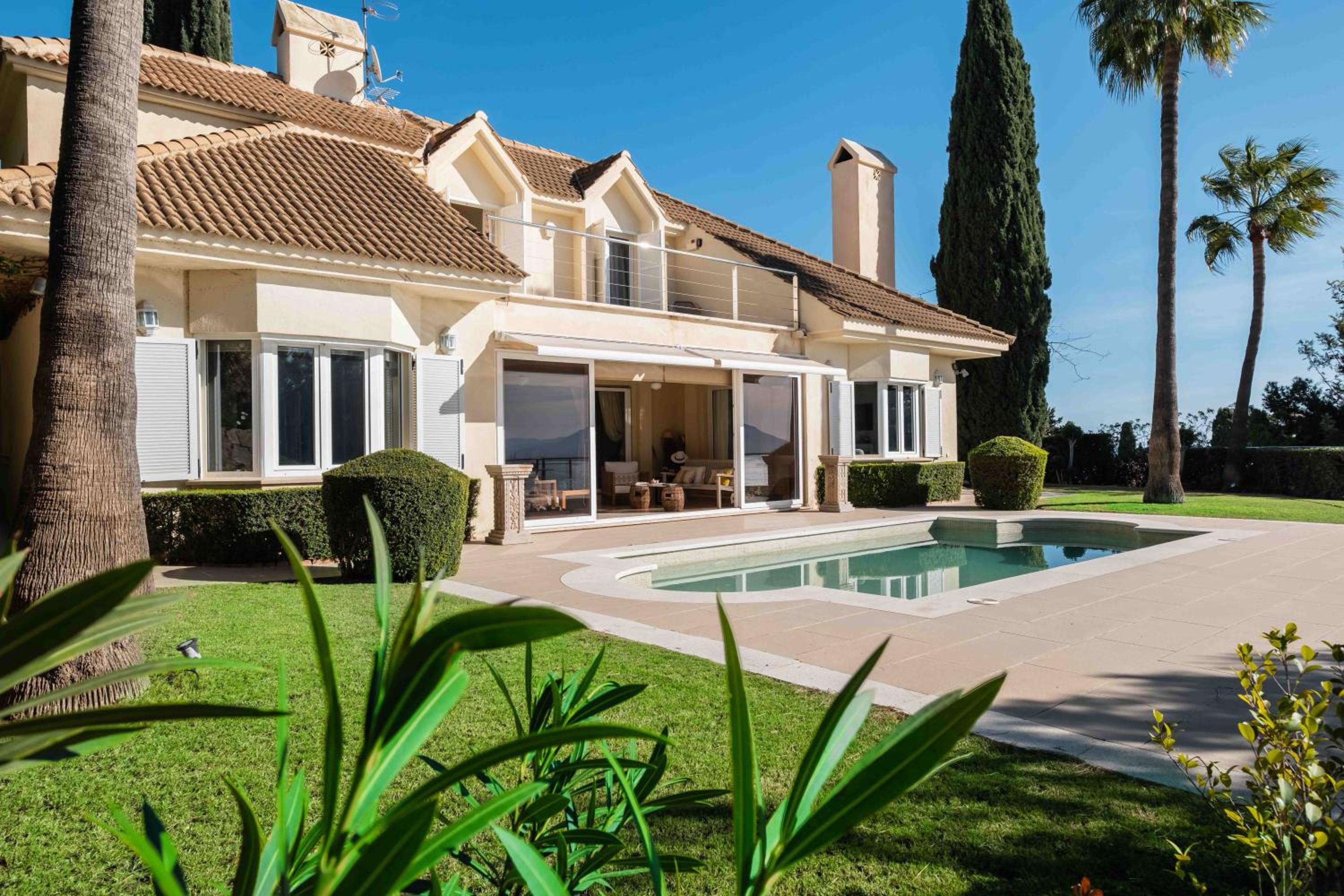 Luxury villa with sea views & terrace by REMS