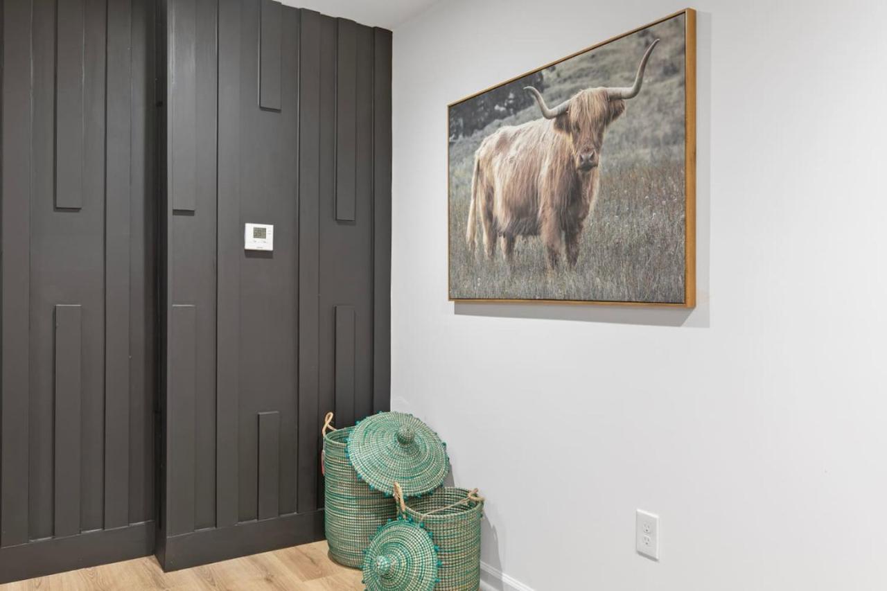Comfy 2 bedroom w Free Parking view 3