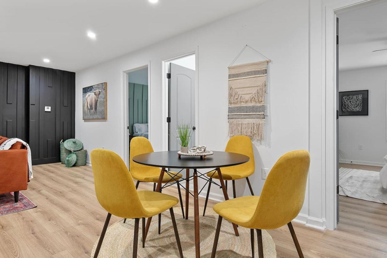 Comfy 2 bedroom w Free Parking view 4