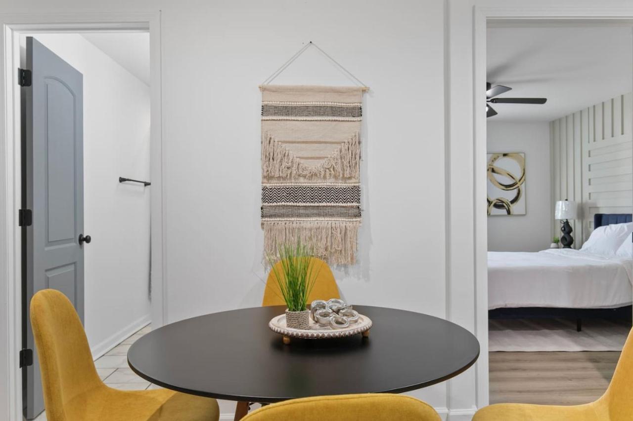 Comfy 2 bedroom w Free Parking view 5