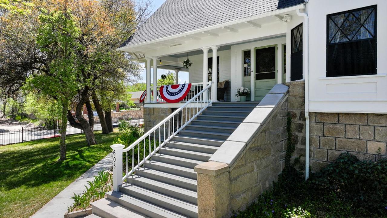 Historic Brinkmeyer Manor Walk to Downtown view 2