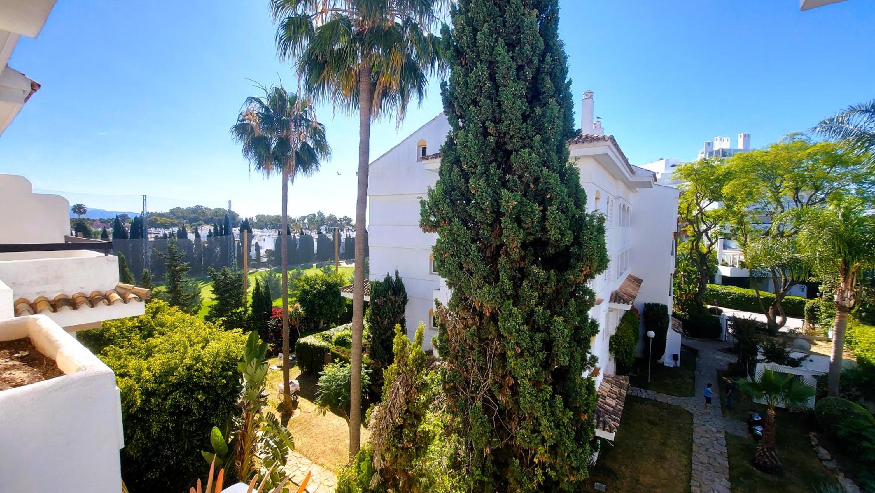 Beach and golfside apartment in Guadalmina