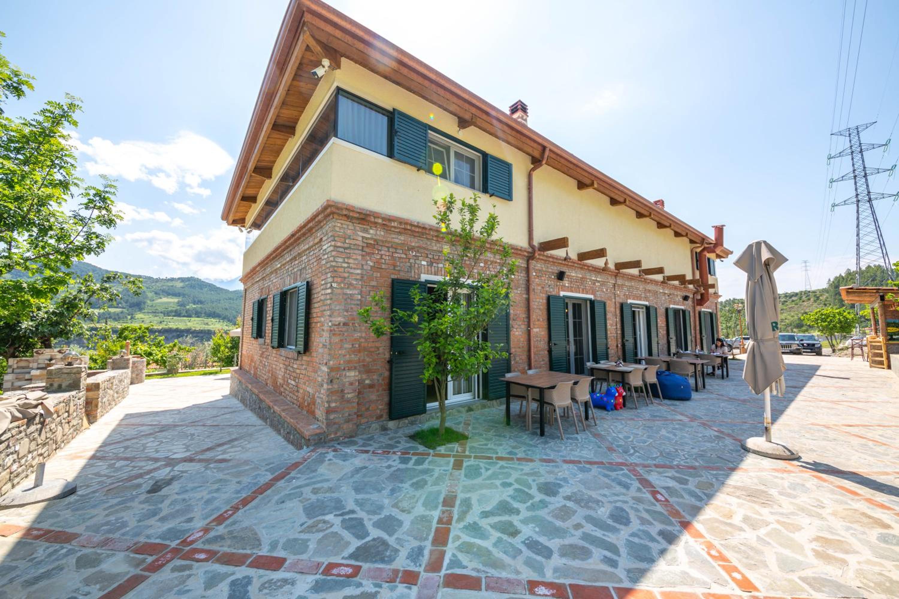 Hani i Taulant Shahinit photo 2