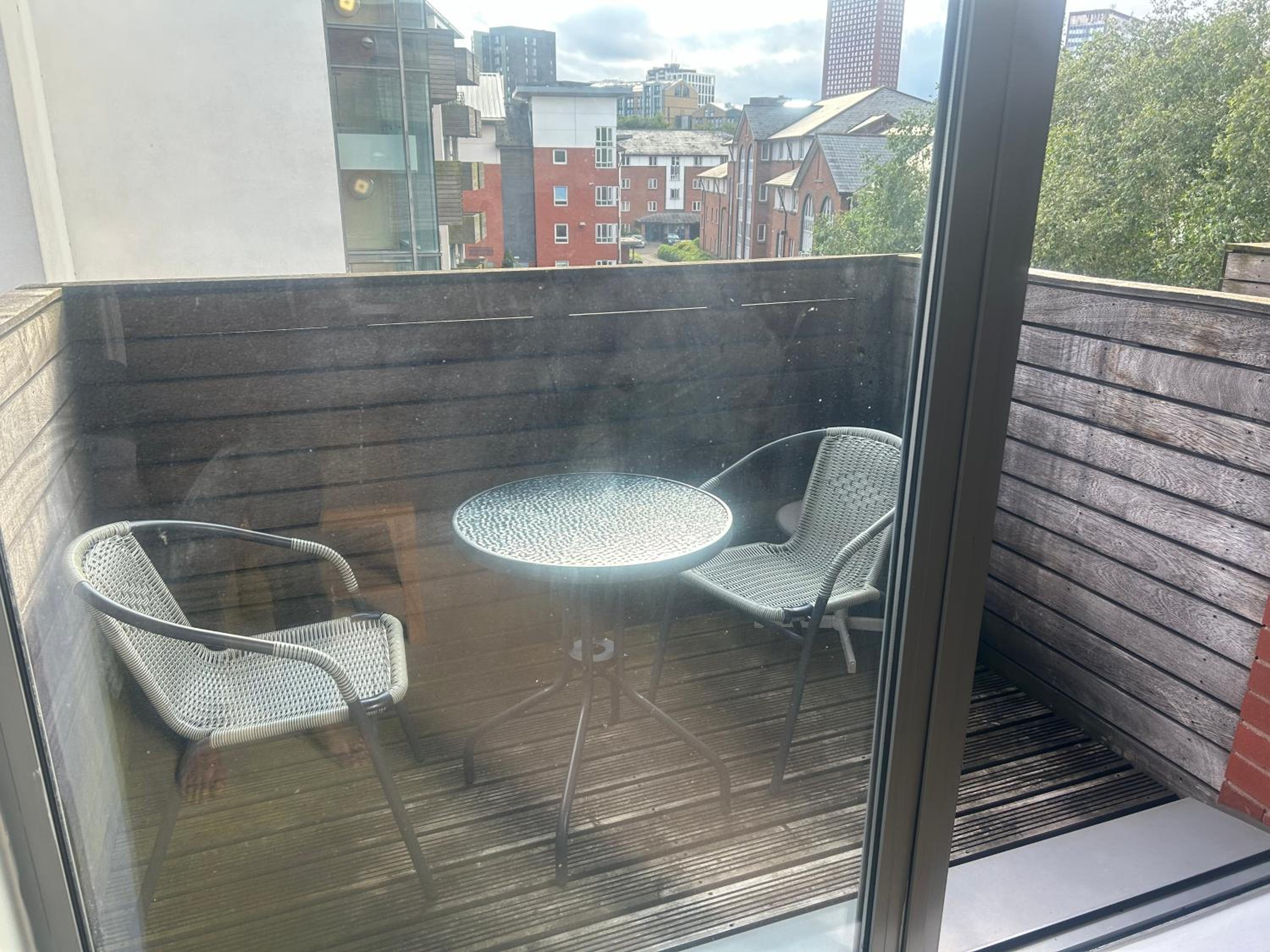 1 Bed Apartment very near to mailbox and broad street and New street station view 3