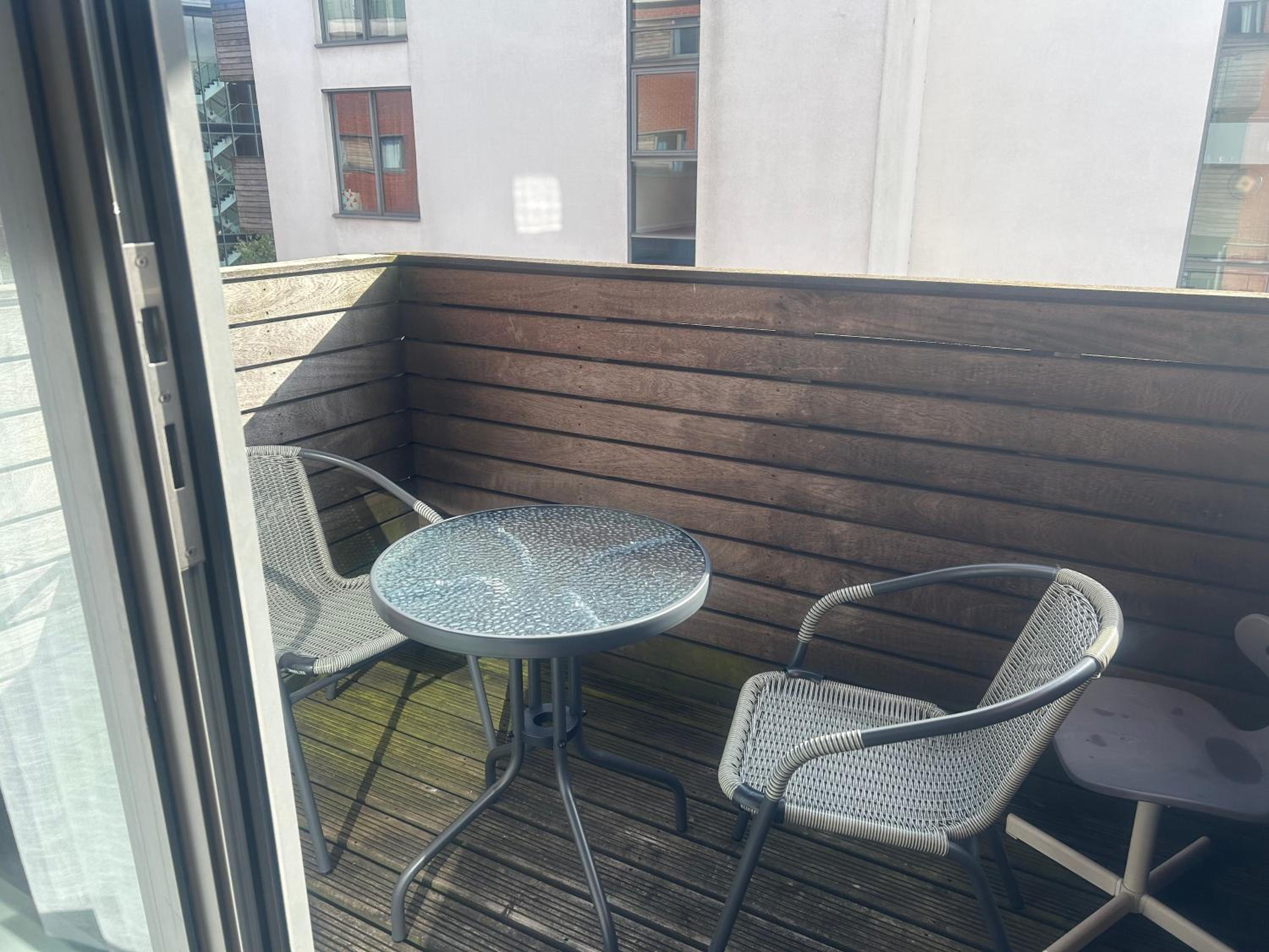 1 Bed Apartment very near to mailbox and broad street and New street station view 2