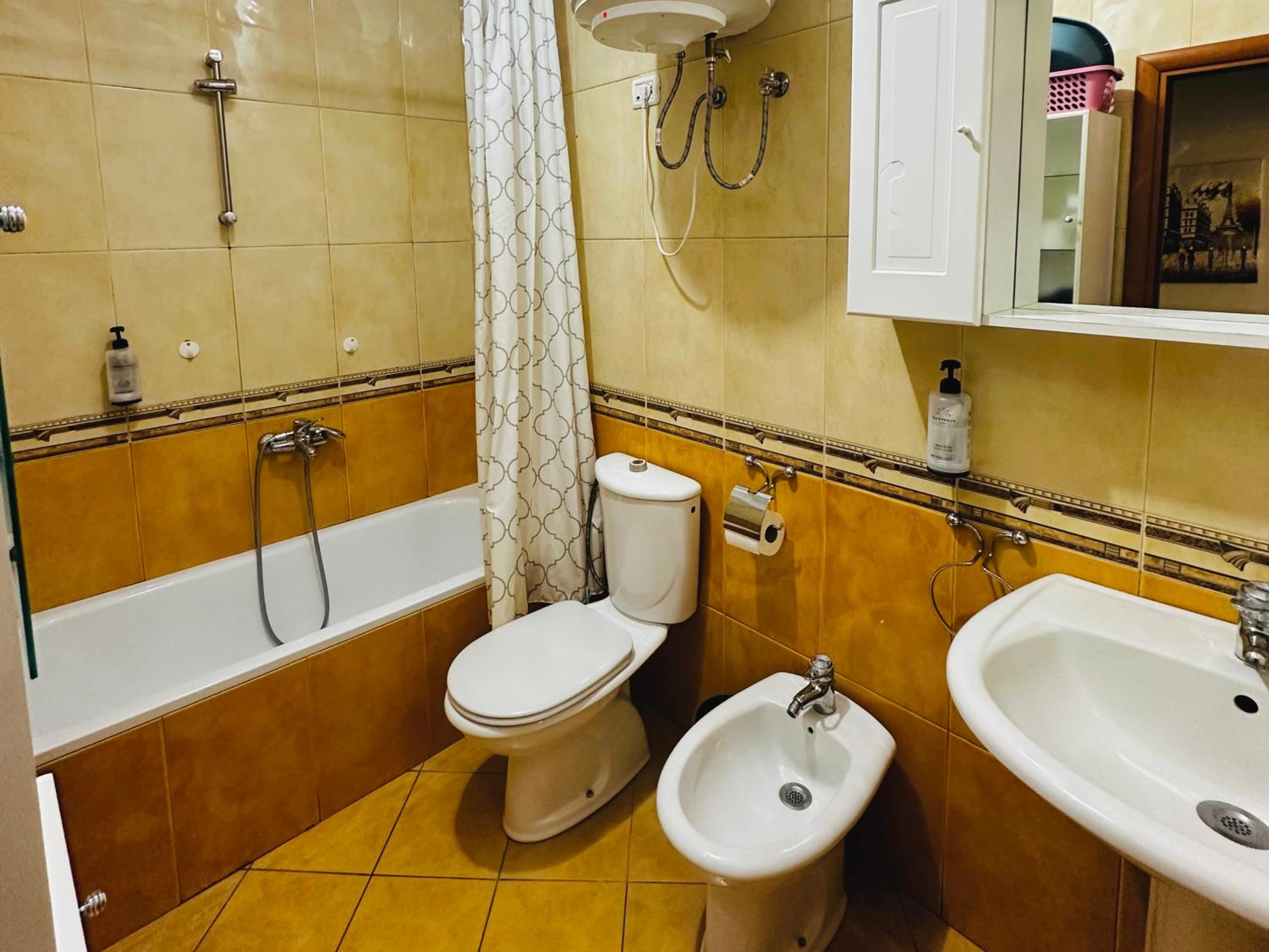 Quiet & spacious city center apartment - 4 min walk
