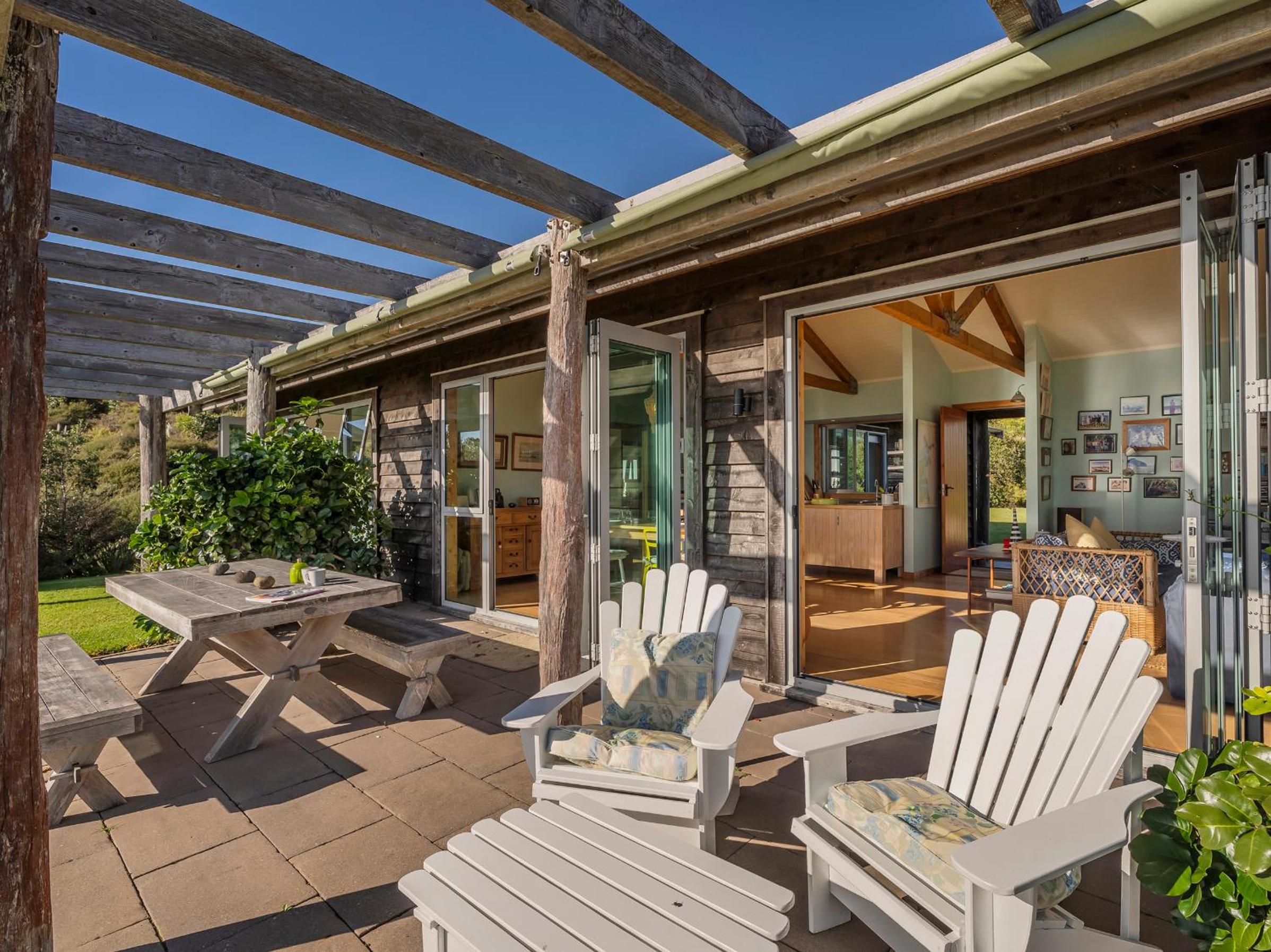 The Grandstand - Hahei Holiday Home view 4