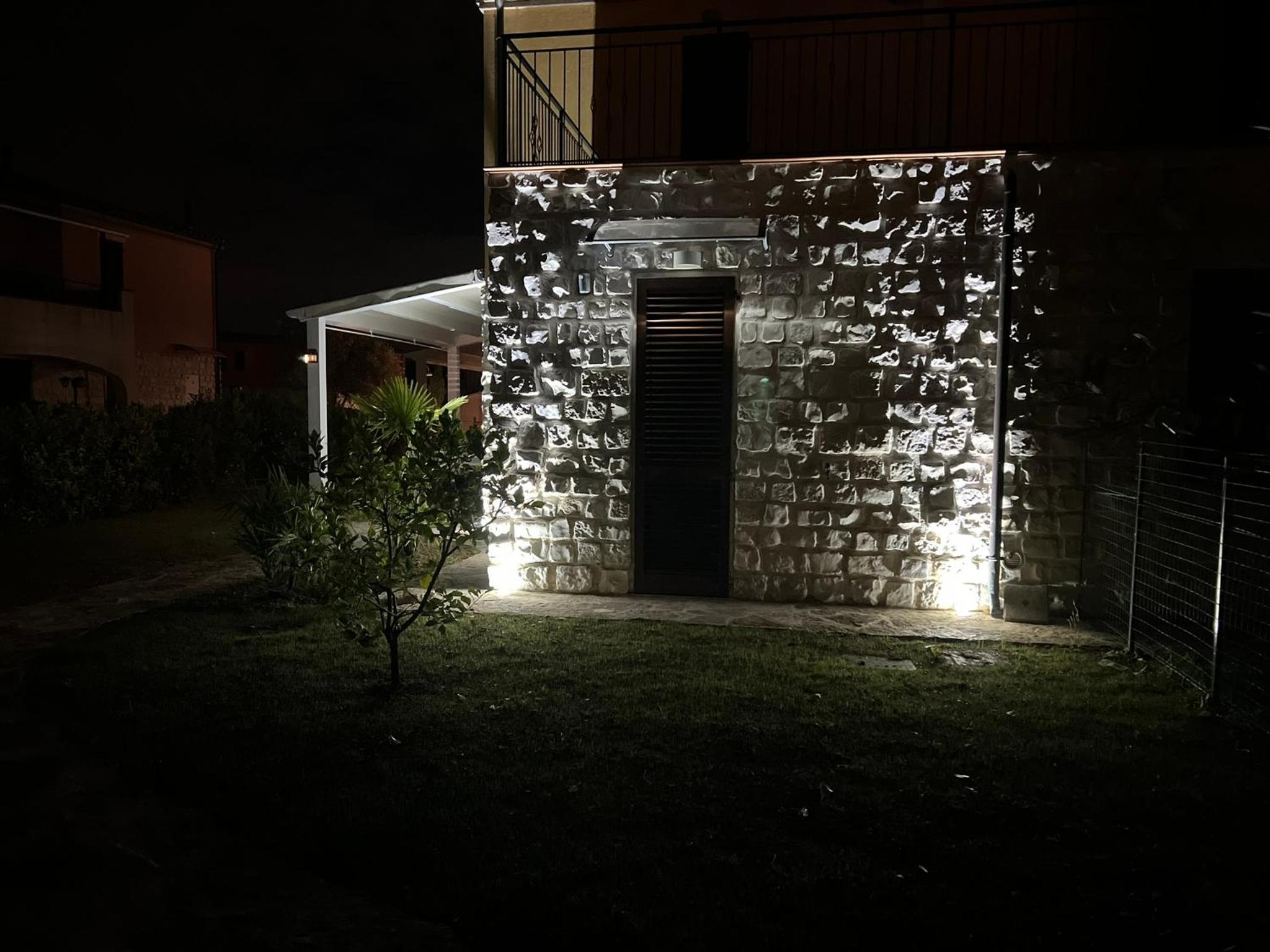 Casa Antia, nuovo bilocale con giardino in Residence con piscina