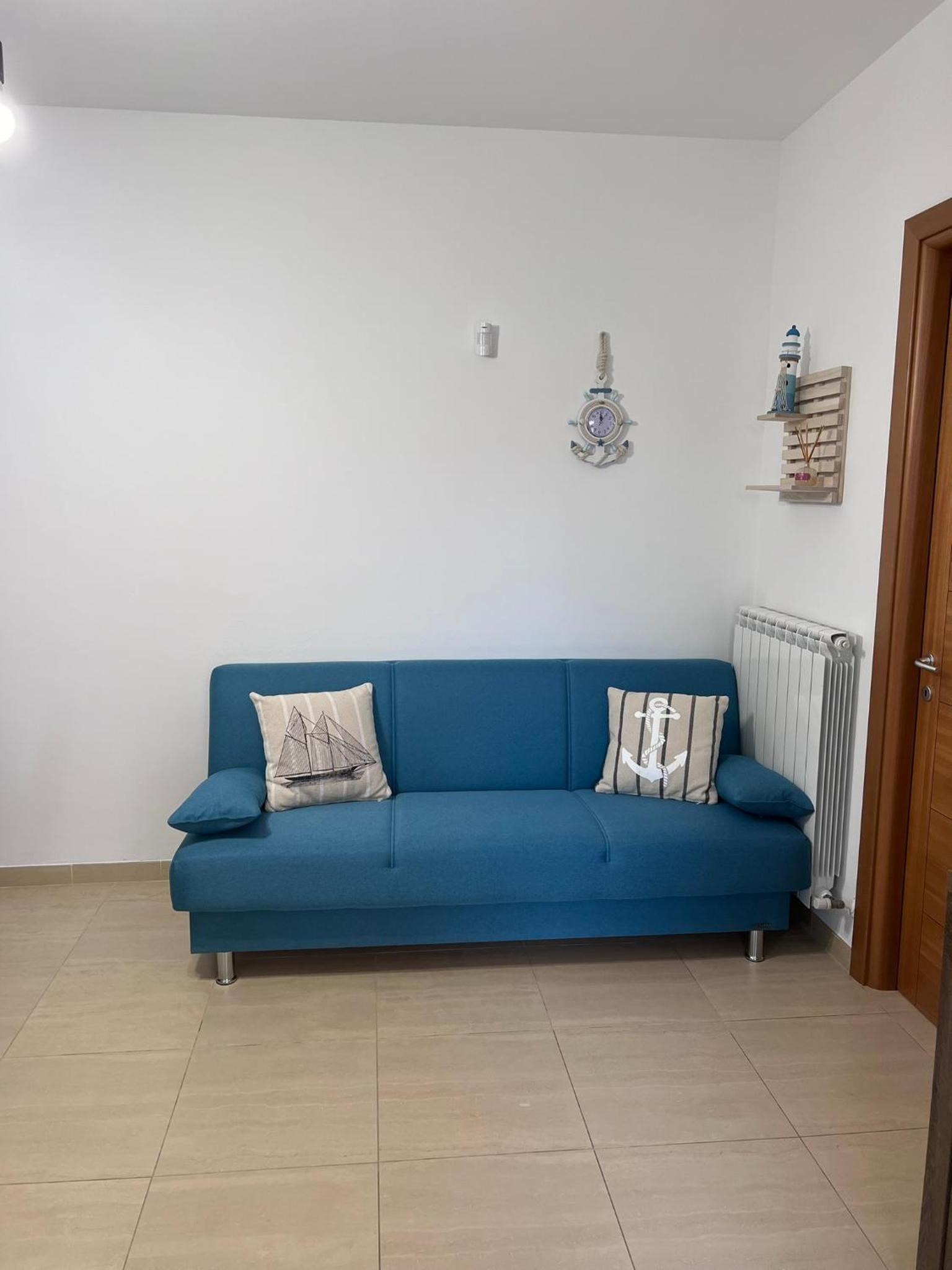 Casa Antia, nuovo bilocale con giardino in Residence con piscina