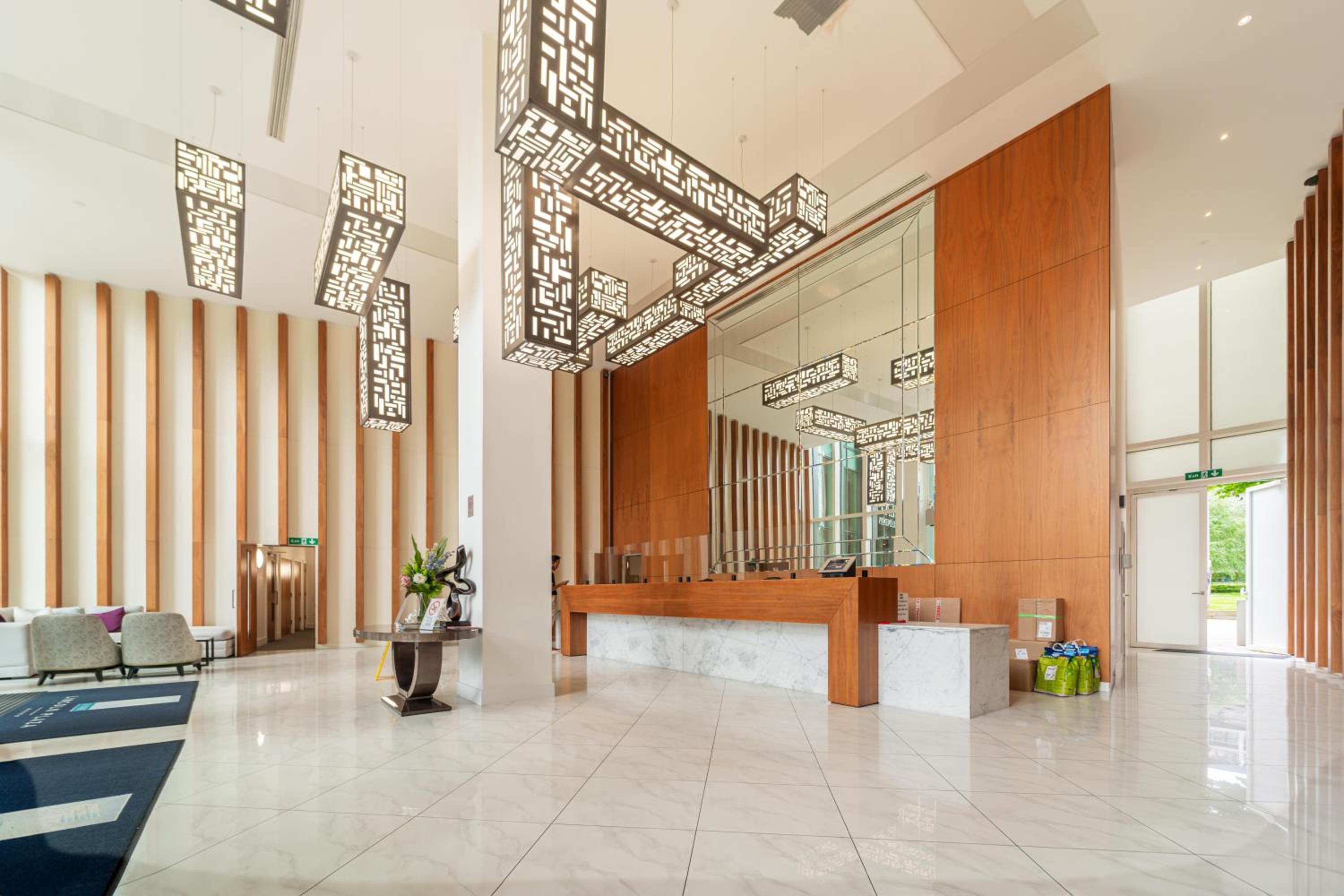 Stylish and Comfortable Canary Wharf Apartment perfect for long stays