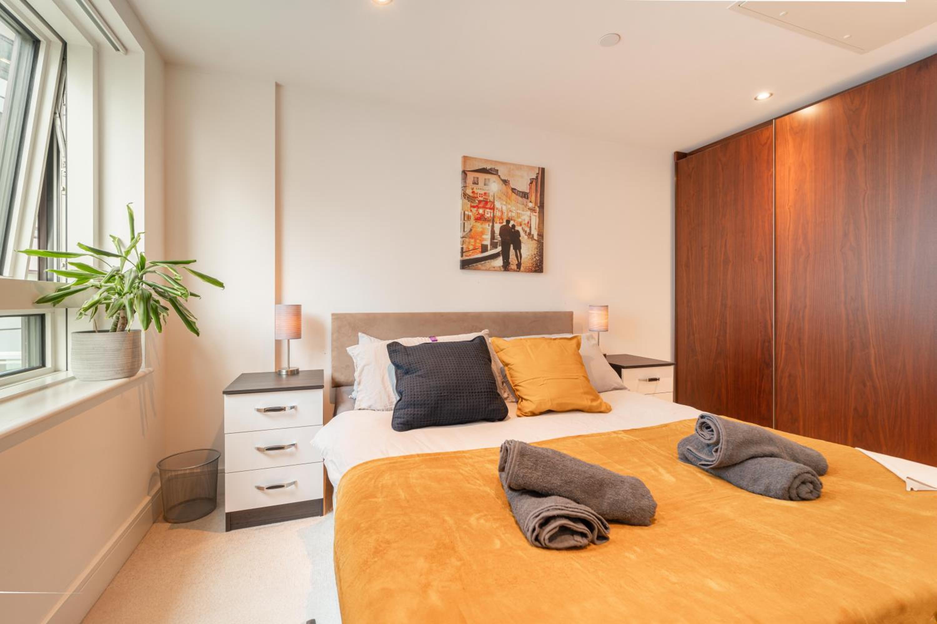 Stylish and Comfortable Canary Wharf Apartment perfect for long stays