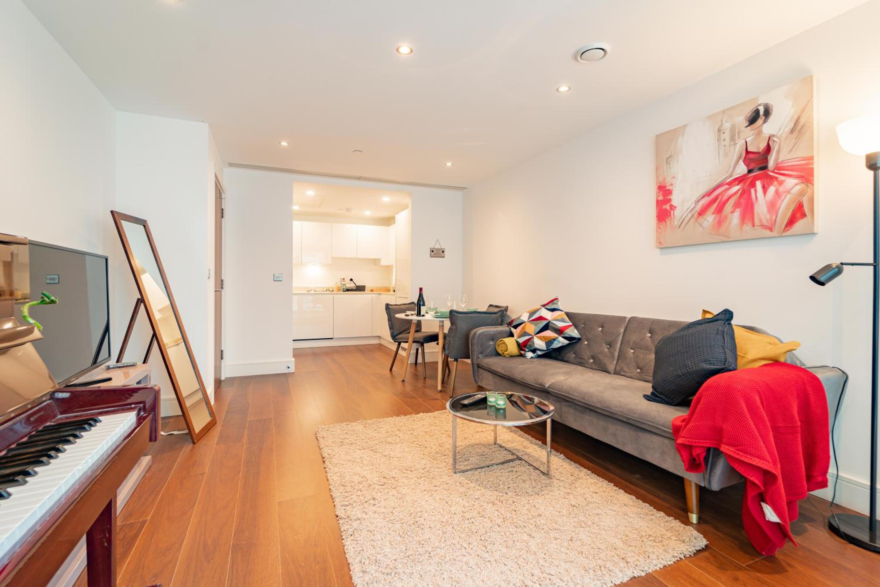 Stylish and Comfortable Canary Wharf Apartment perfect for long stays