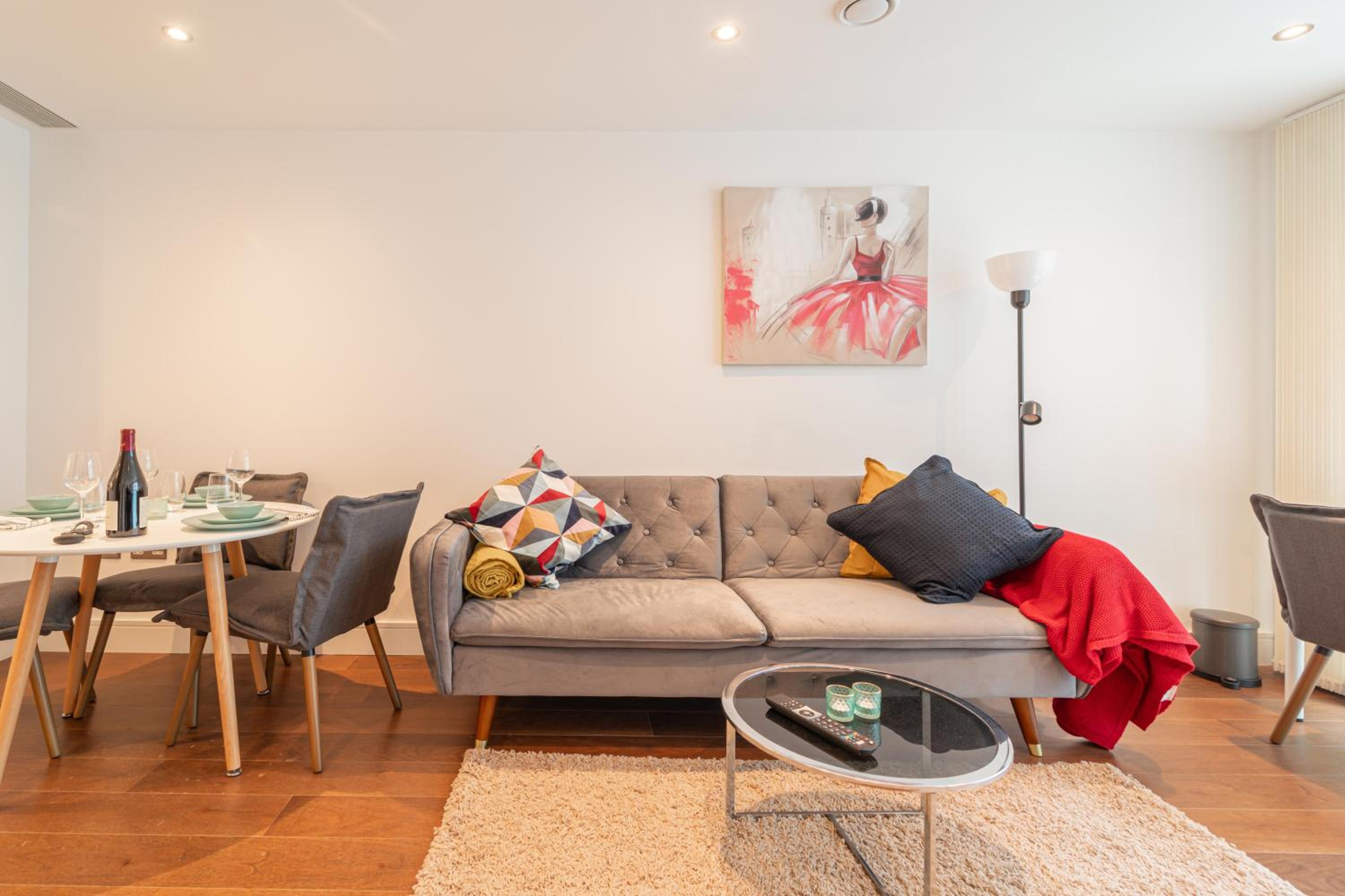 Stylish and Comfortable Canary Wharf Apartment perfect for long stays