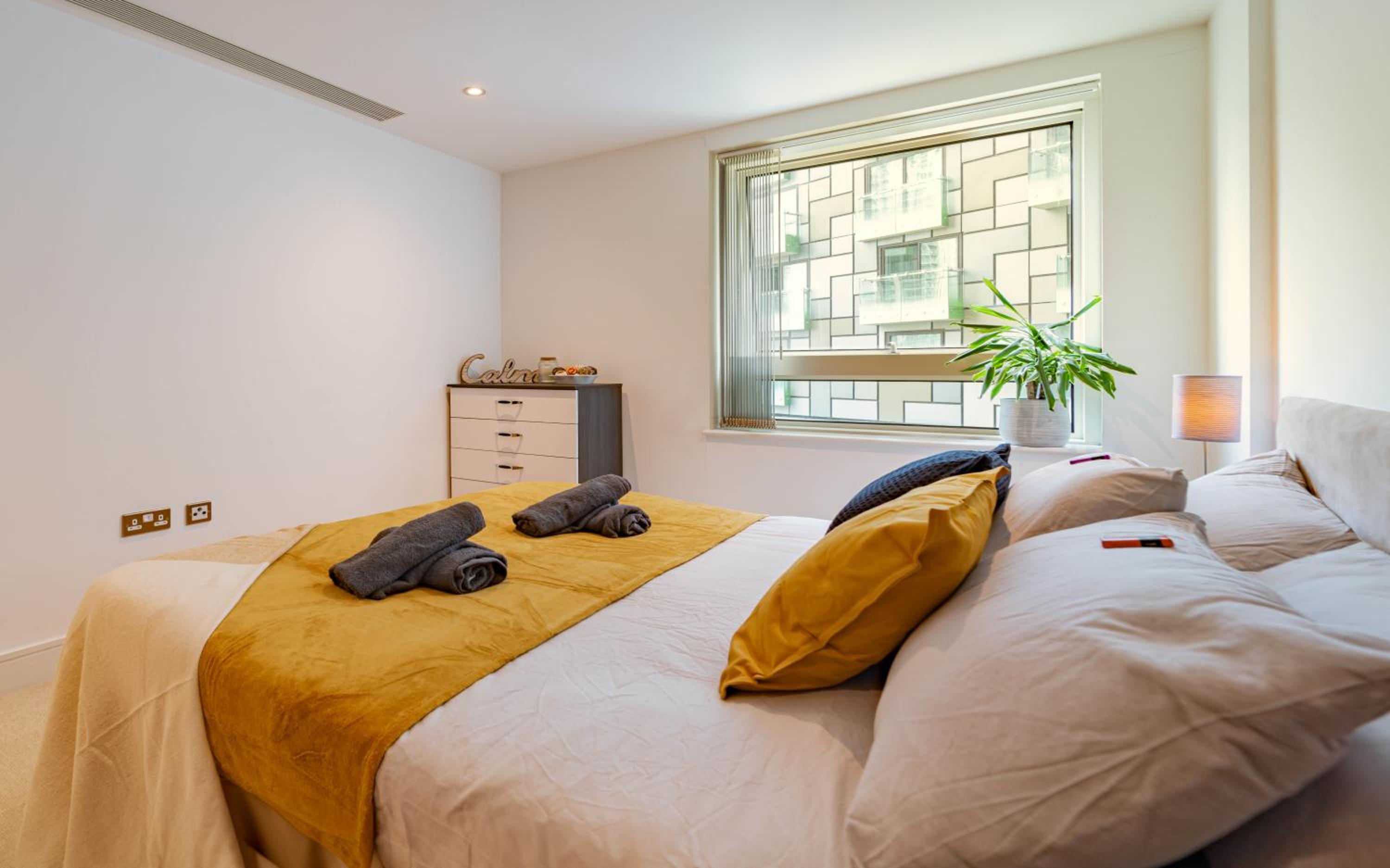 Stylish and Comfortable Canary Wharf Apartment perfect for long stays