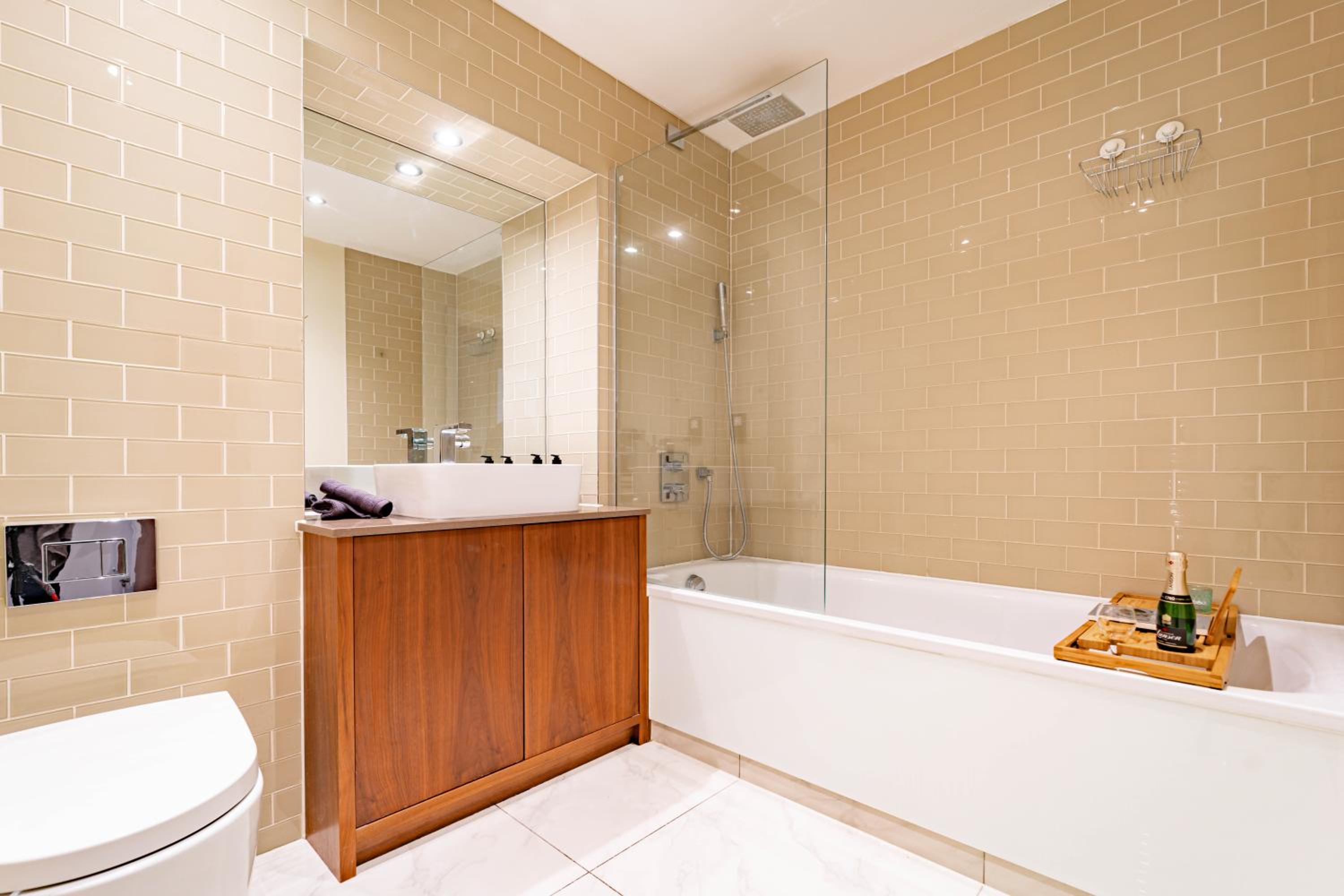 Stylish and Comfortable Canary Wharf Apartment perfect for long stays