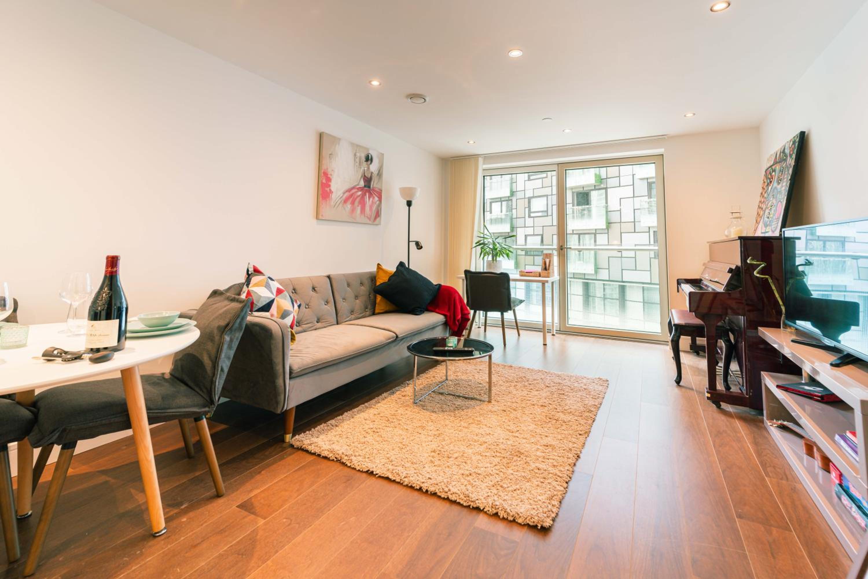 Stylish and Comfortable Canary Wharf Apartment perfect for long stays