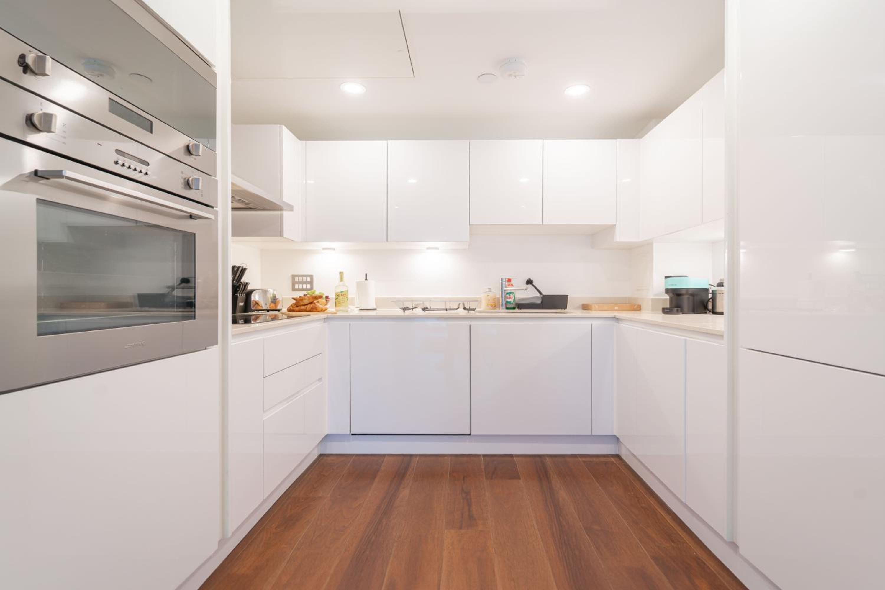 Stylish and Comfortable Canary Wharf Apartment perfect for long stays