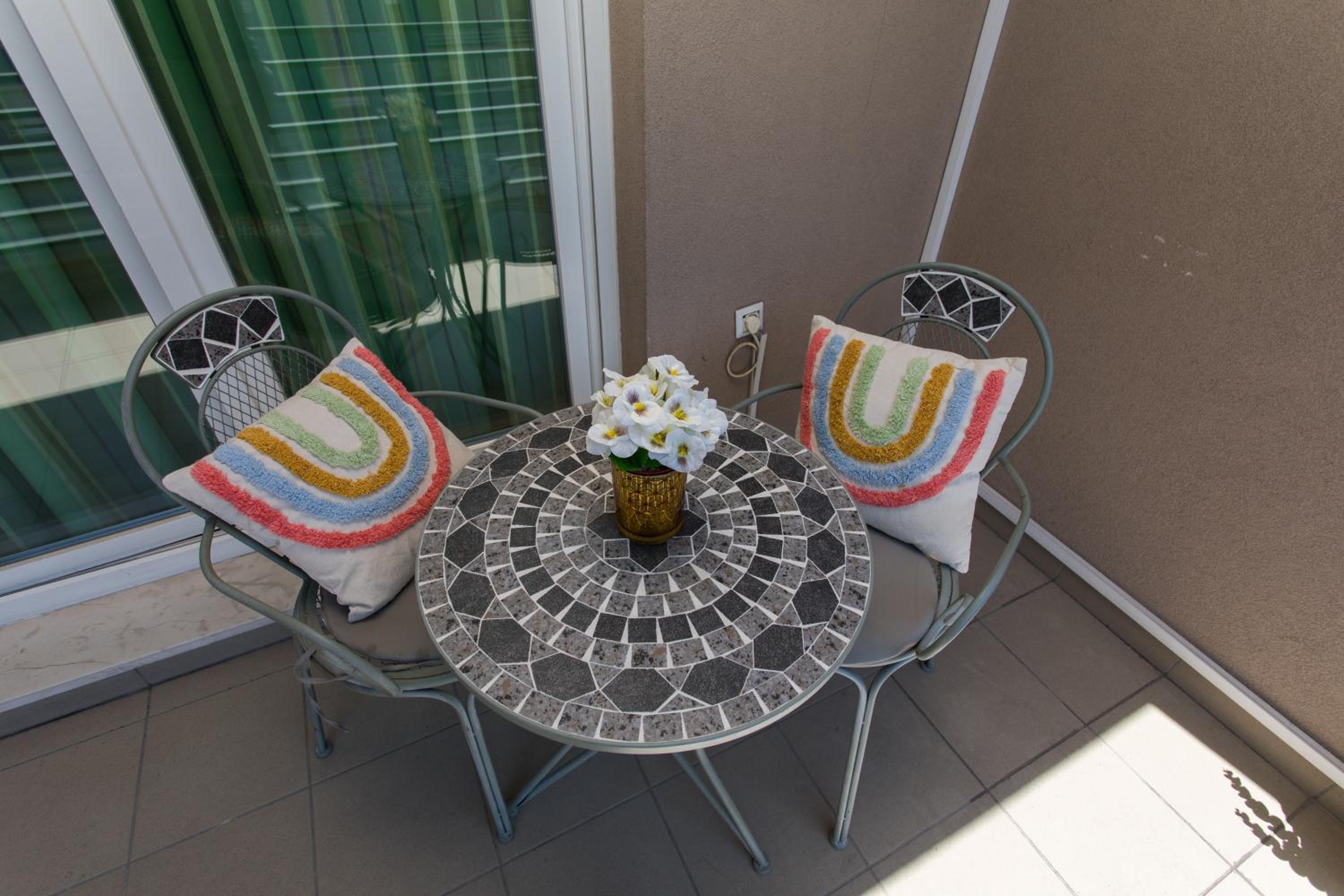 Family apartment with private garage view 4