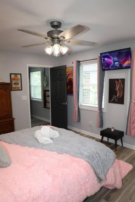 3 resort pools, pool table, hot tub, arcade! view 4