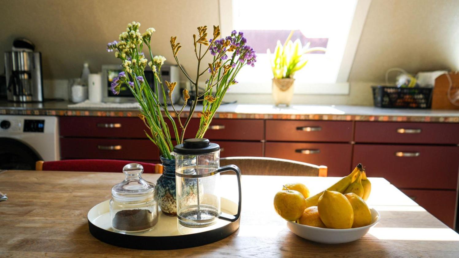 Cosy room in residential part of Copenhagen, with free street parking and shared bathroom