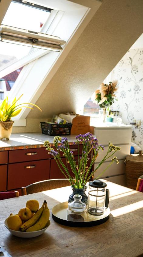 Cosy room in residential part of Copenhagen, with free street parking and shared bathroom