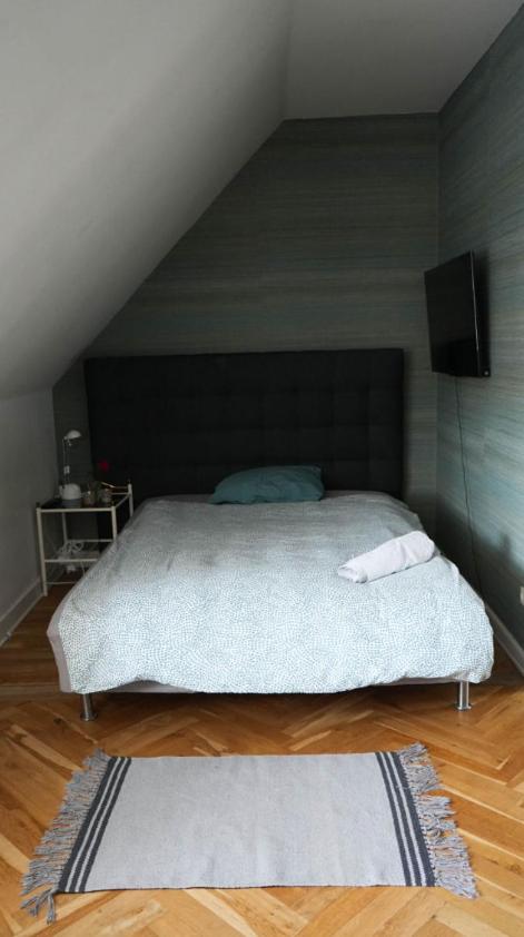 Cosy room in residential part of Copenhagen, with free street parking and shared bathroom